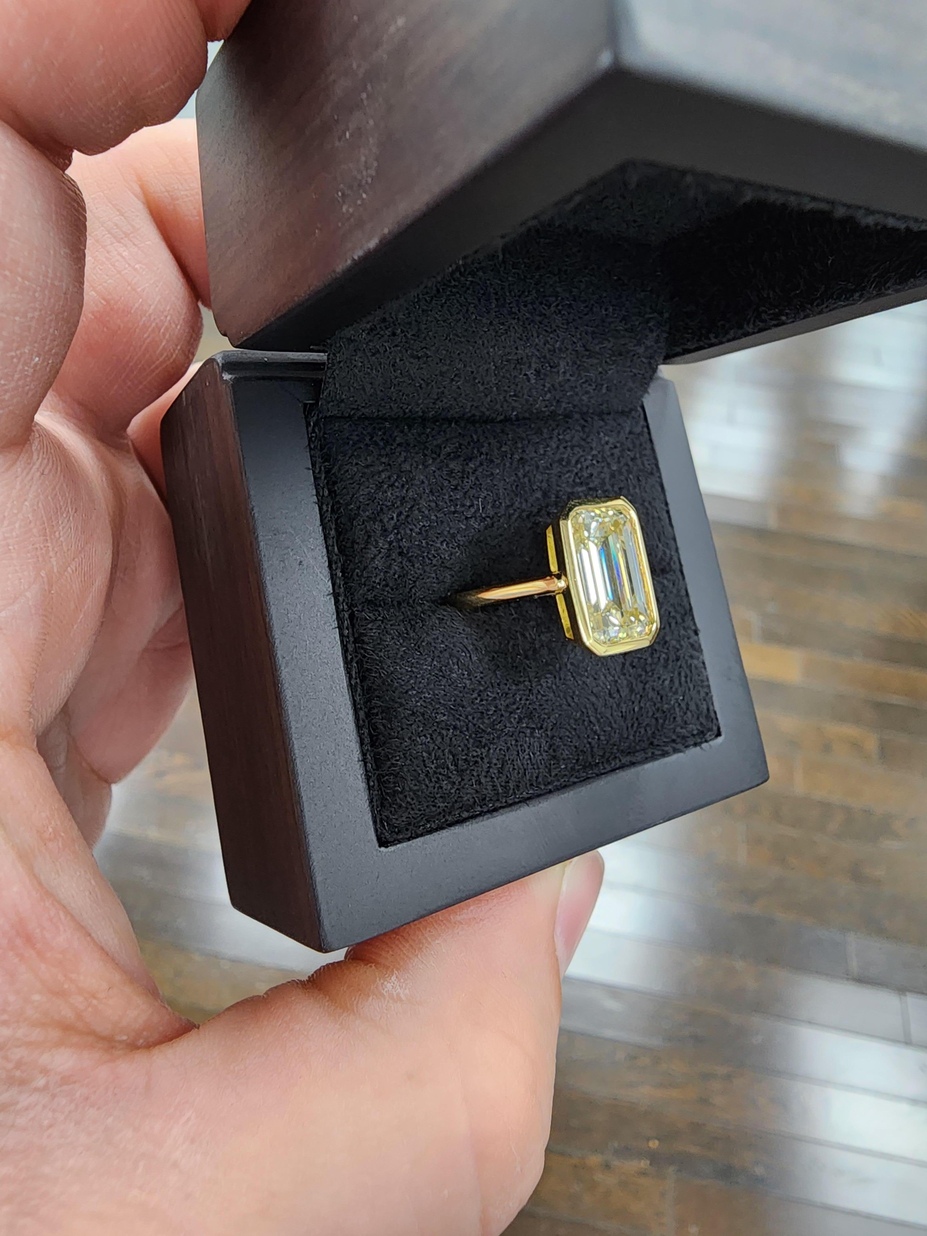 Louis Newman & Co 5.09 Carat Emerald Cut Emerald Cut Bezel Set Yellow Gold Ring For Sale 3