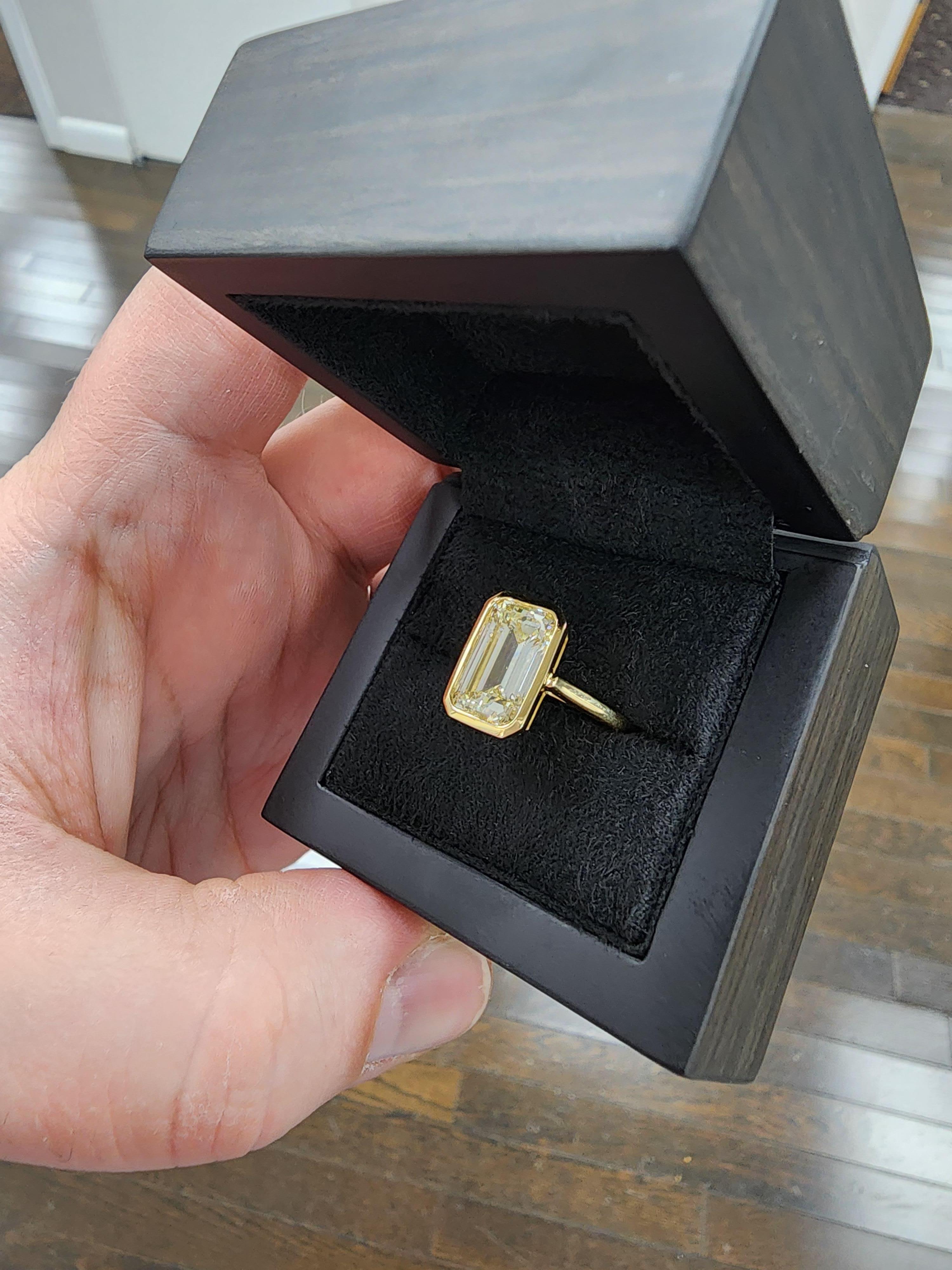 Louis Newman & Co 5.09 Carat Emerald Cut Emerald Cut Bezel Set Yellow Gold Ring For Sale 4