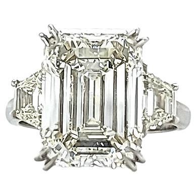Louis Newman & Co: GIA-zertifizierter dreisteiniger Ring mit 7,02 Karat Diamant im Smaragdschliff