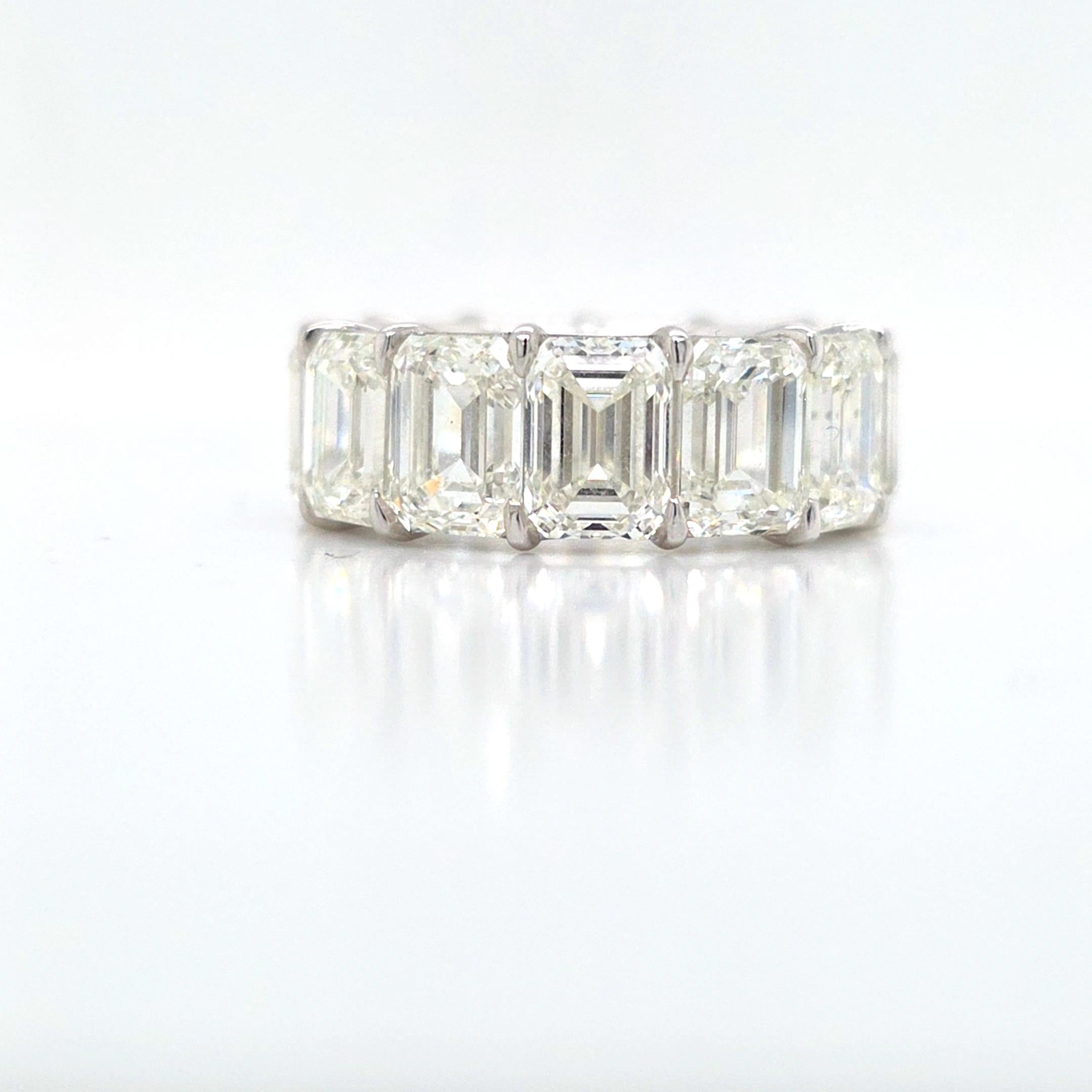 Una alianza clásica Louis Newman & Company con diamantes únicos certificados por el GIA. Todos los diamantes tienen certificación GIA  y pesa 1,50 quilates. Cada Diamante es de color I y J y de claridad VVS a Si.  Si lo que buscas es un anillo