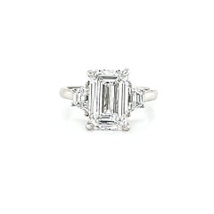 Dreistein-Ring mit GIA-zertifiziertem 3,01 Karat Diamant im Smaragdschliff von Newman & Co
