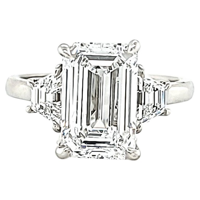Louis Newman & Co Anello a tre pietre con diamante taglio smeraldo certificato GIA da 3,01 carati.