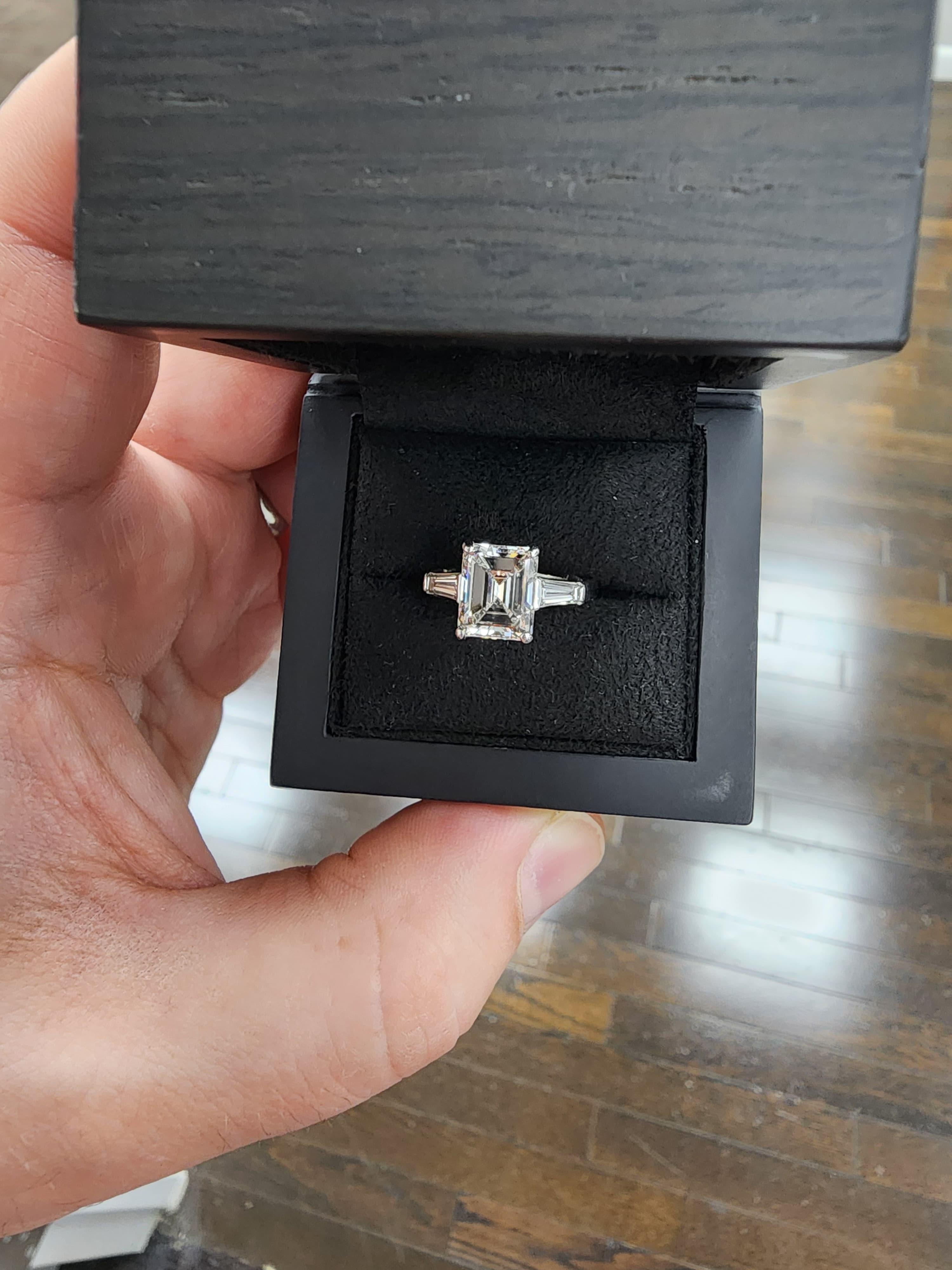 Taille émeraude Louis Newman & Co, bague à trois pierres avec diamant taille émeraude certifié GIA de 3,51 carats en vente