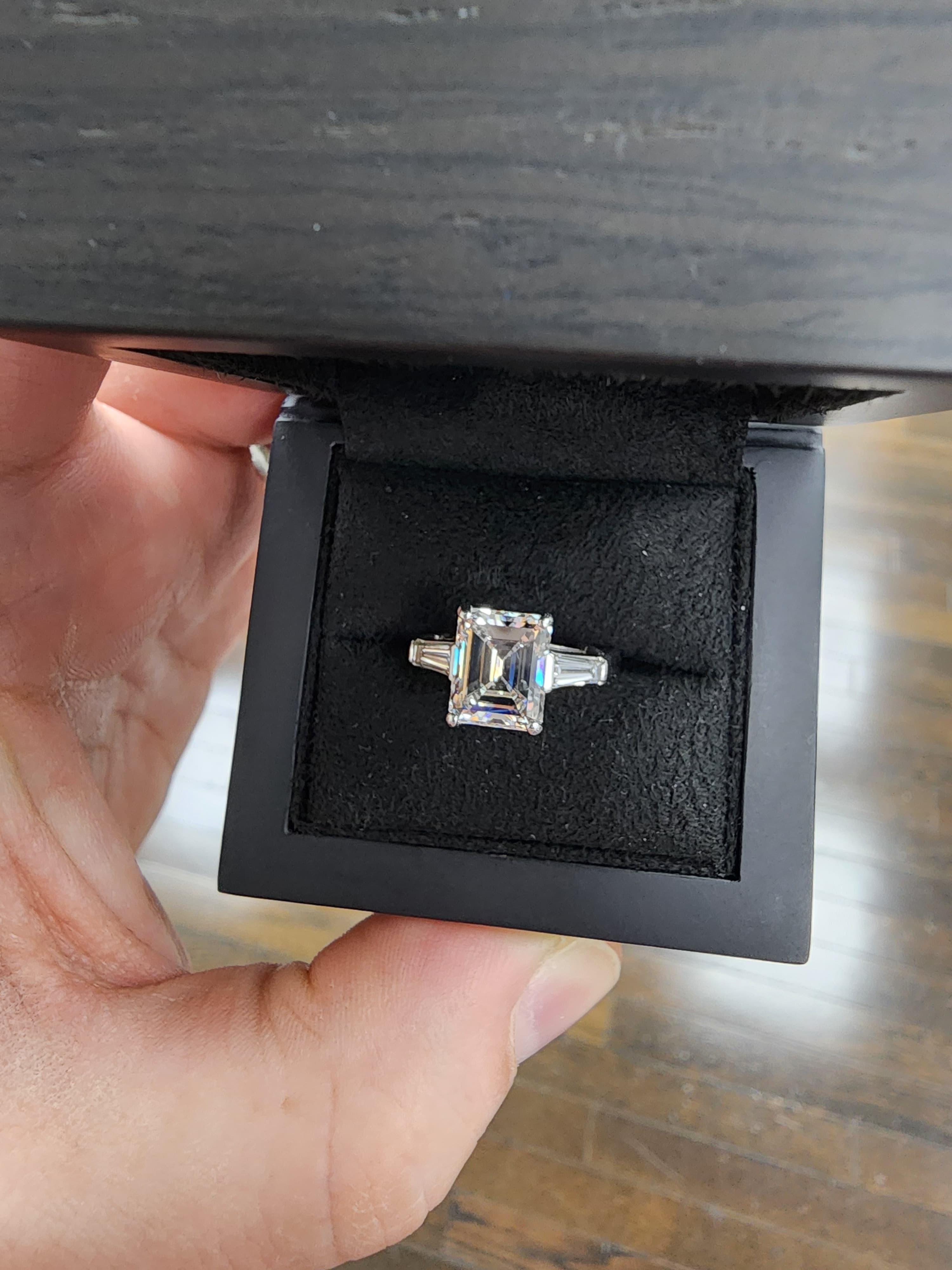 Louis Newman & Co, bague à trois pierres avec diamant taille émeraude certifié GIA de 3,51 carats Neuf - En vente à New York, NY