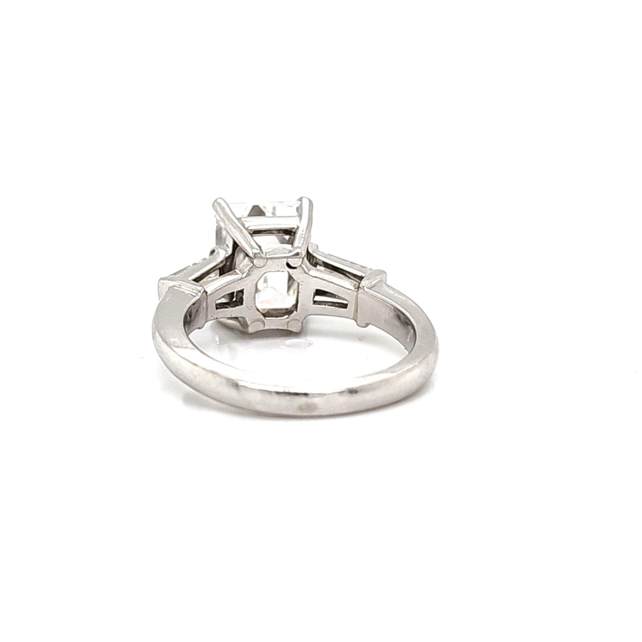 Louis Newman & Co, bague à trois pierres avec diamant taille émeraude certifié GIA de 3,51 carats Unisexe en vente
