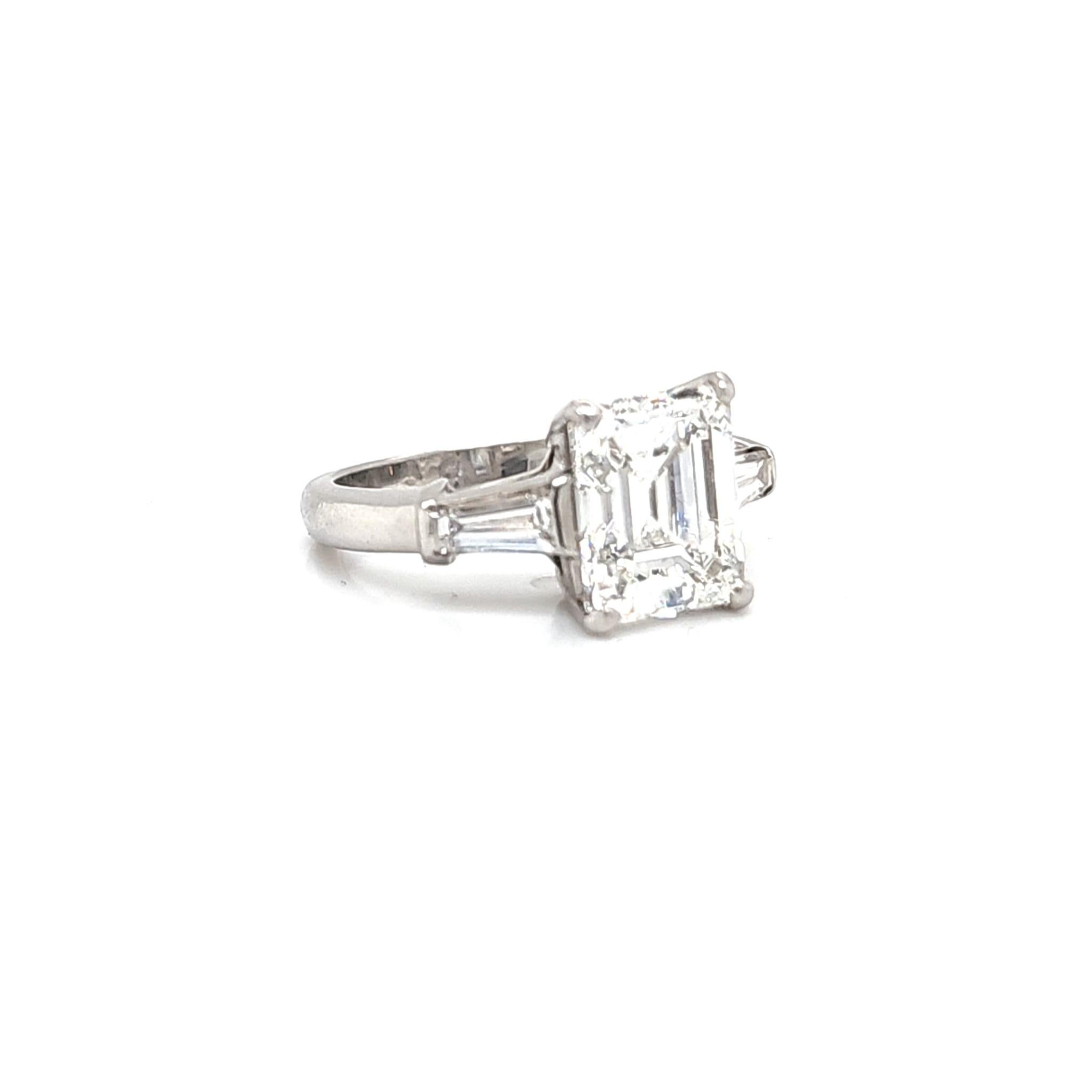 Louis Newman & Co, bague à trois pierres avec diamant taille émeraude certifié GIA de 3,51 carats en vente 1