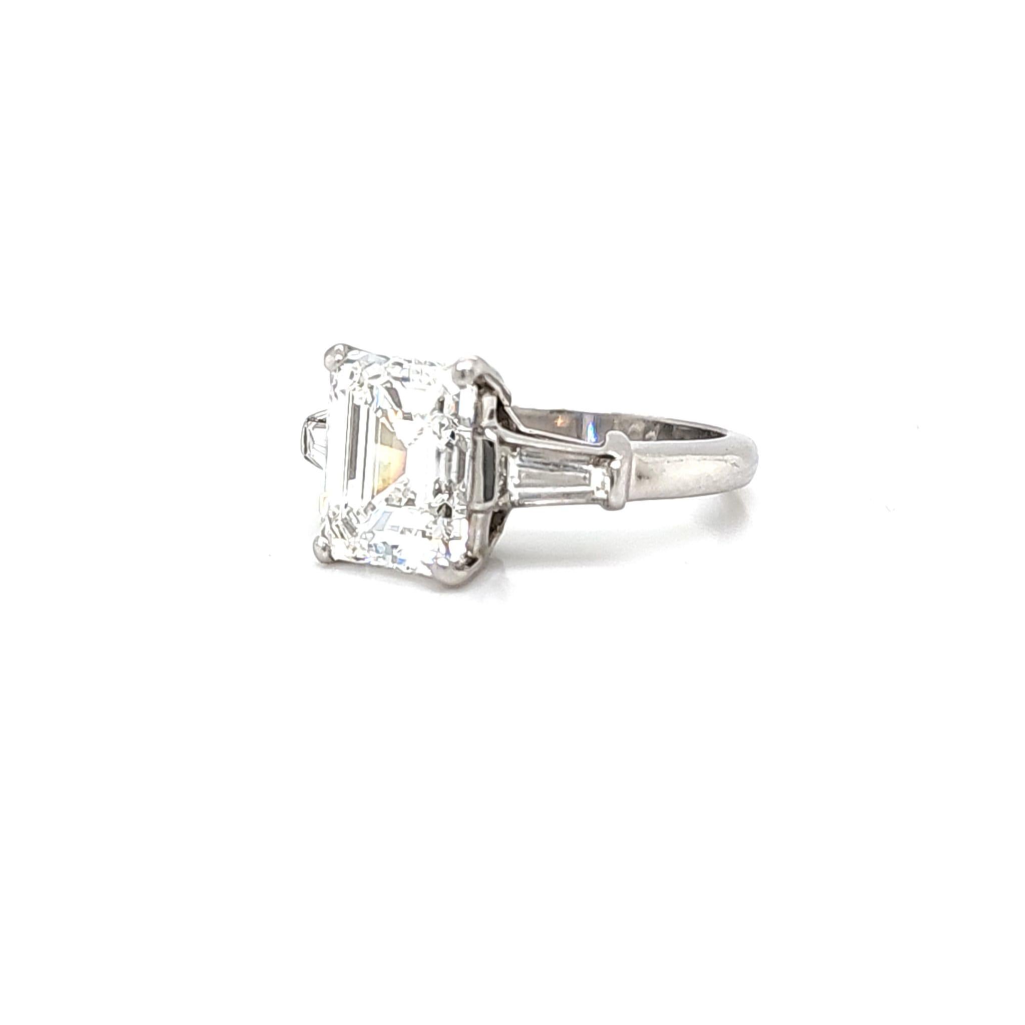 Louis Newman & Co, bague à trois pierres avec diamant taille émeraude certifié GIA de 3,51 carats en vente 2