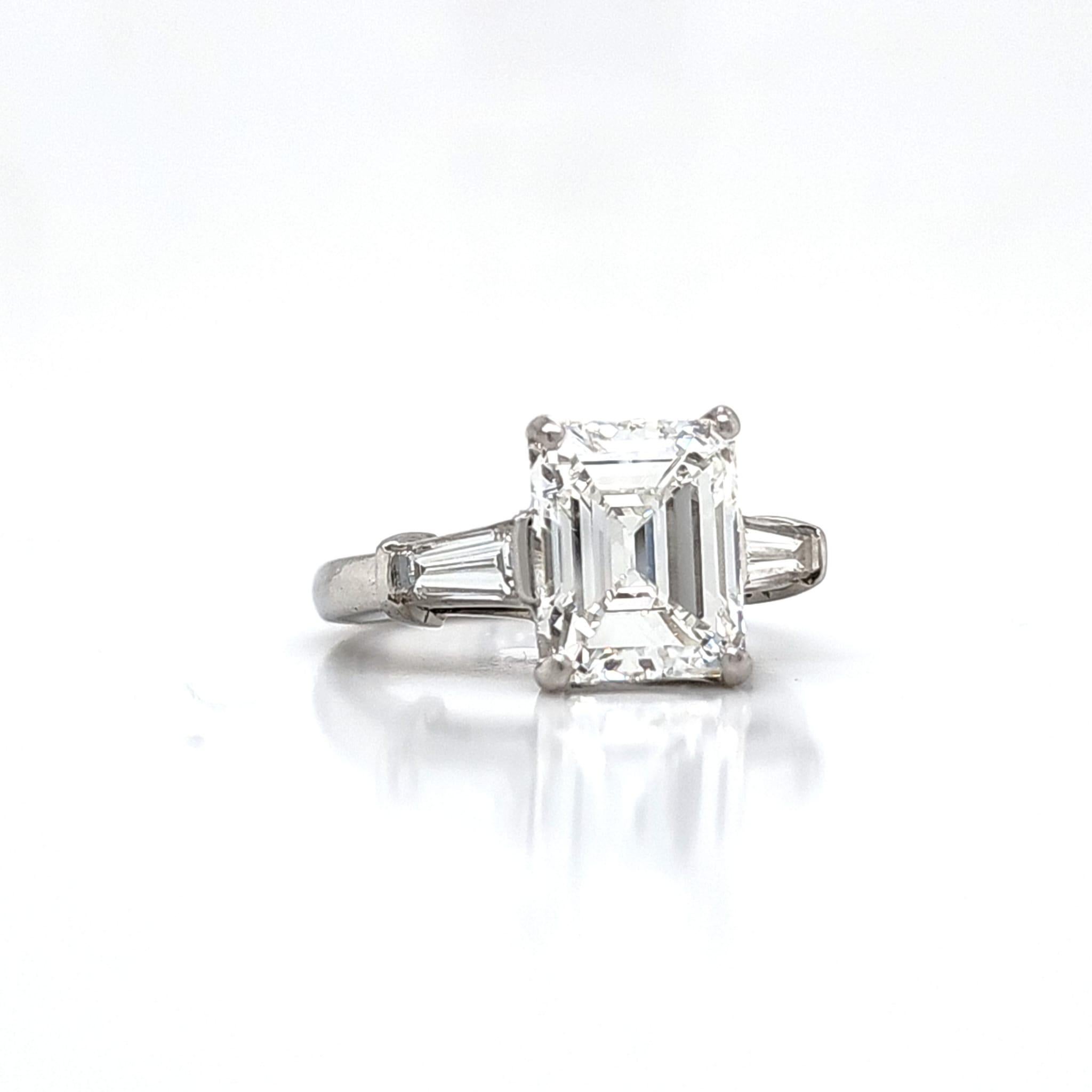 Louis Newman & Co, bague à trois pierres avec diamant taille émeraude certifié GIA de 3,51 carats en vente 3