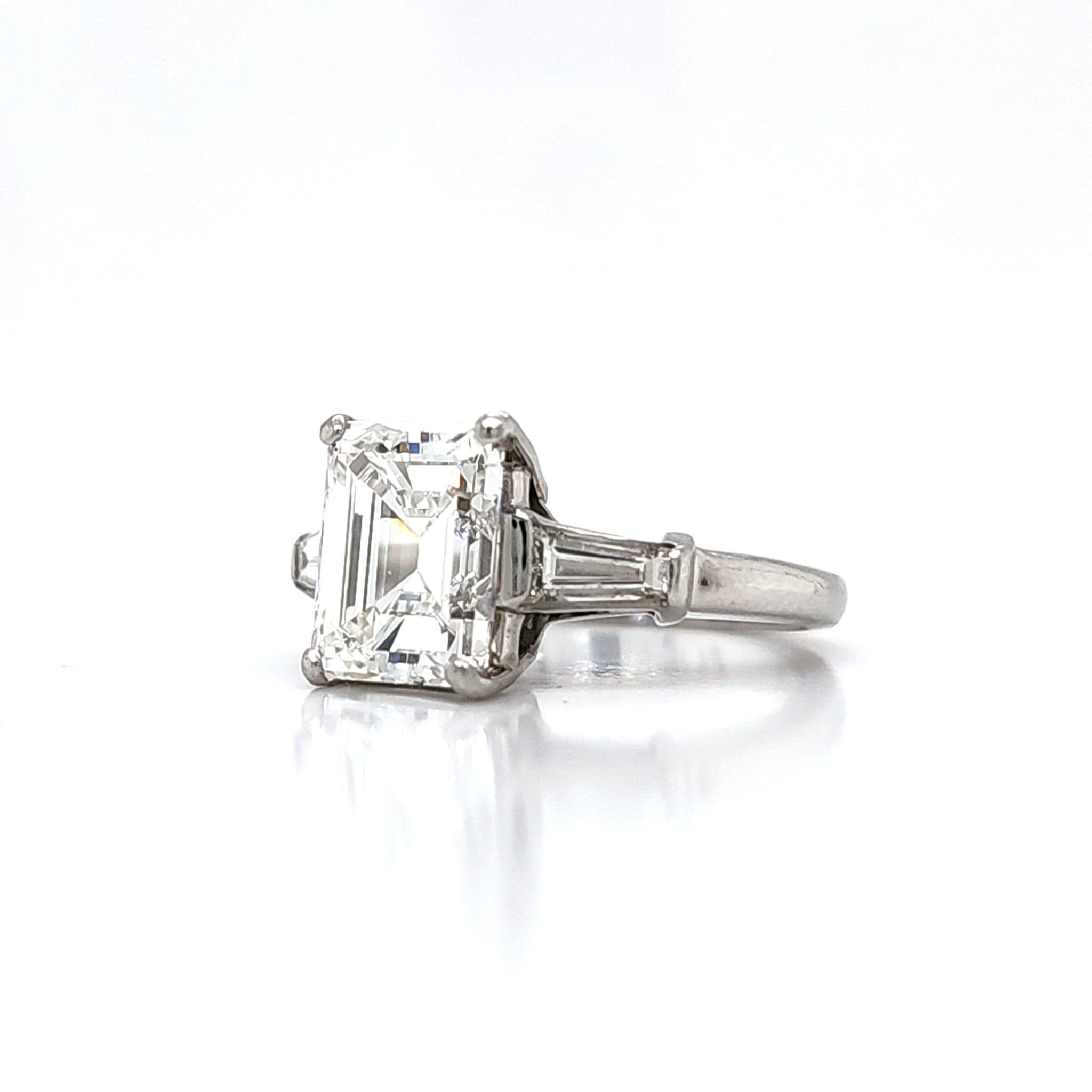 Louis Newman & Co, bague à trois pierres avec diamant taille émeraude certifié GIA de 3,51 carats en vente 4