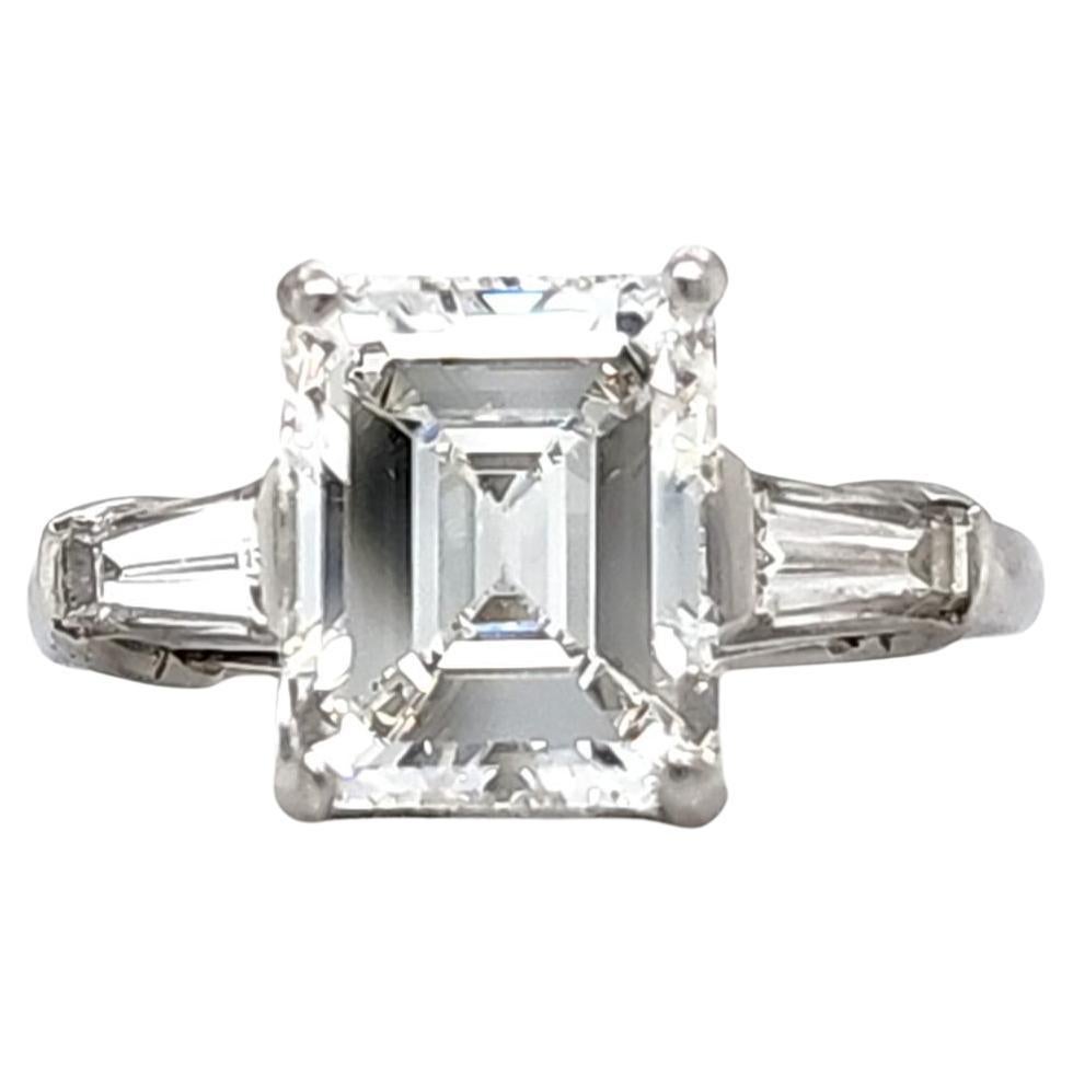 Louis Newman & Co Anillo de tres piedras con diamantes talla esmeralda de 3,51 quilates certificado por el GIA