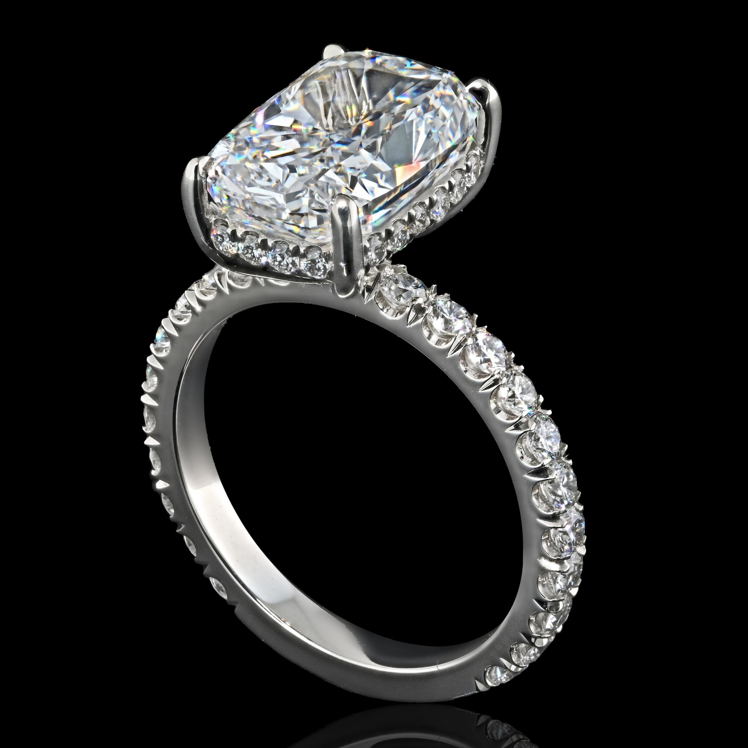 Taglio cuscino Louis Newman & Co Anello di diamanti con taglio a cuscino allungato certificato GIA da 4 carati in vendita