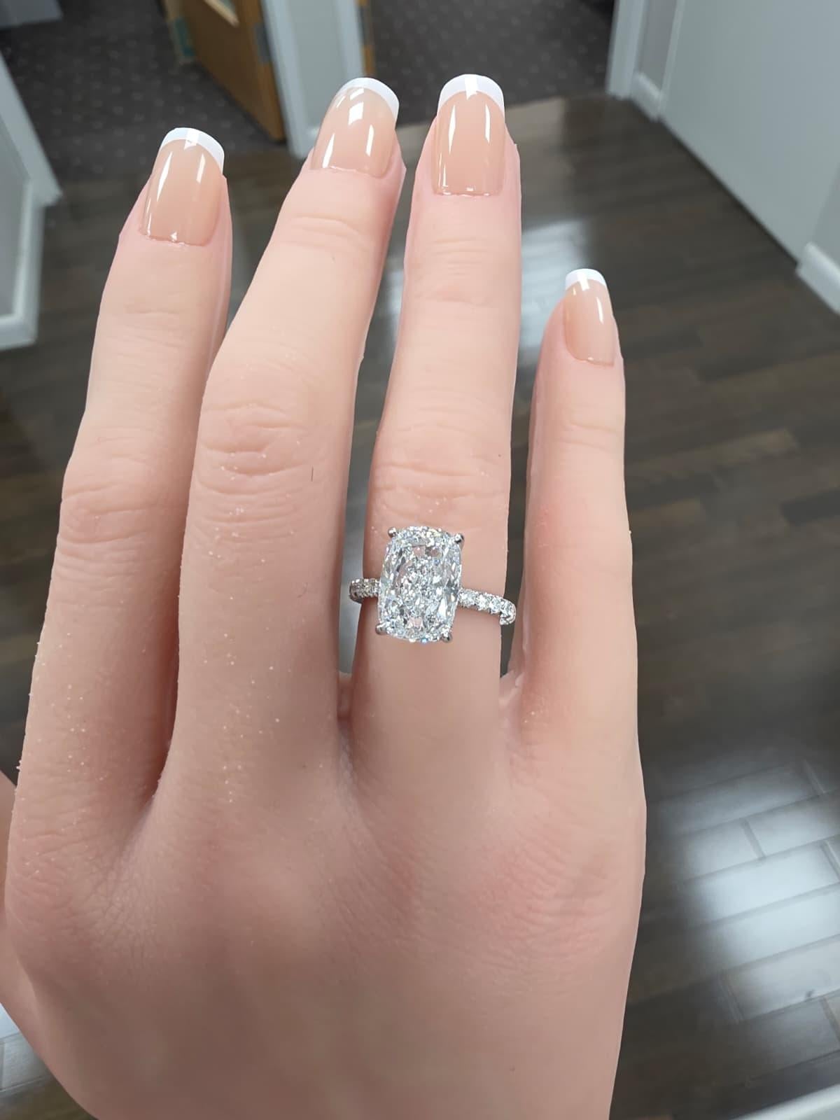 Louis Newman & Co Anello di diamanti con taglio a cuscino allungato certificato GIA da 4 carati In condizioni Nuovo in vendita a New York, NY