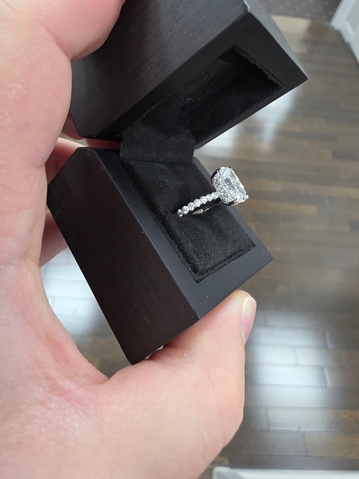 da uomo o donna Louis Newman & Co Anello di diamanti con taglio a cuscino allungato certificato GIA da 4 carati in vendita