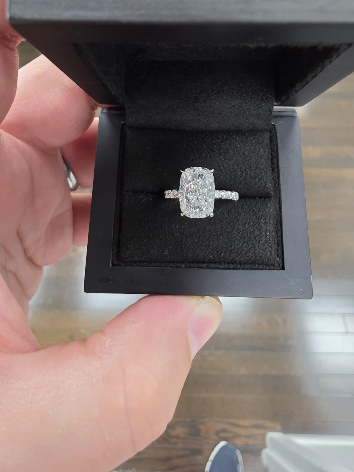 Louis Newman & Co Anello di diamanti con taglio a cuscino allungato certificato GIA da 4 carati in vendita 1