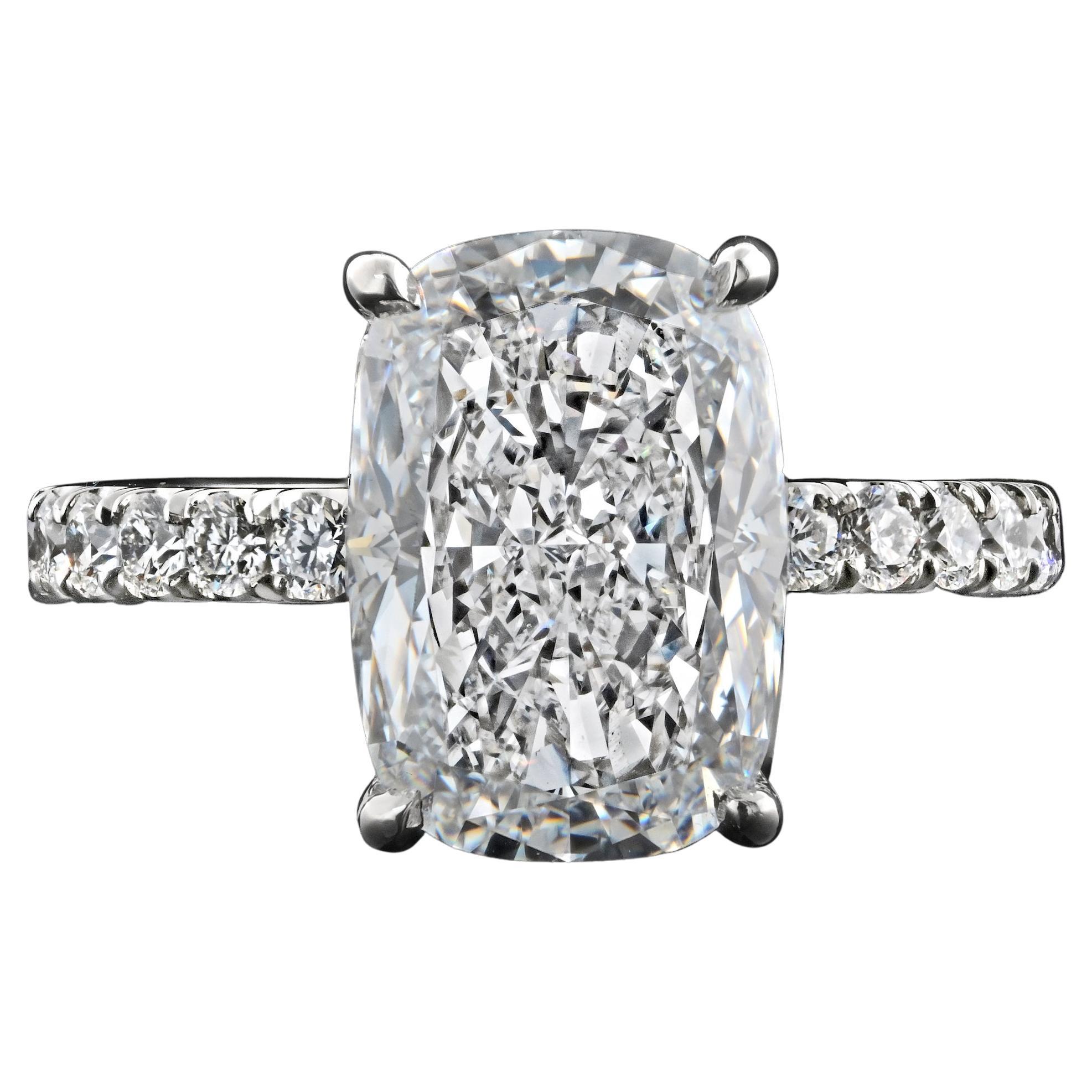 Louis Newman 
Co Anello di diamanti con taglio a cuscino allungato certificato GIA da 4 carati in vendita