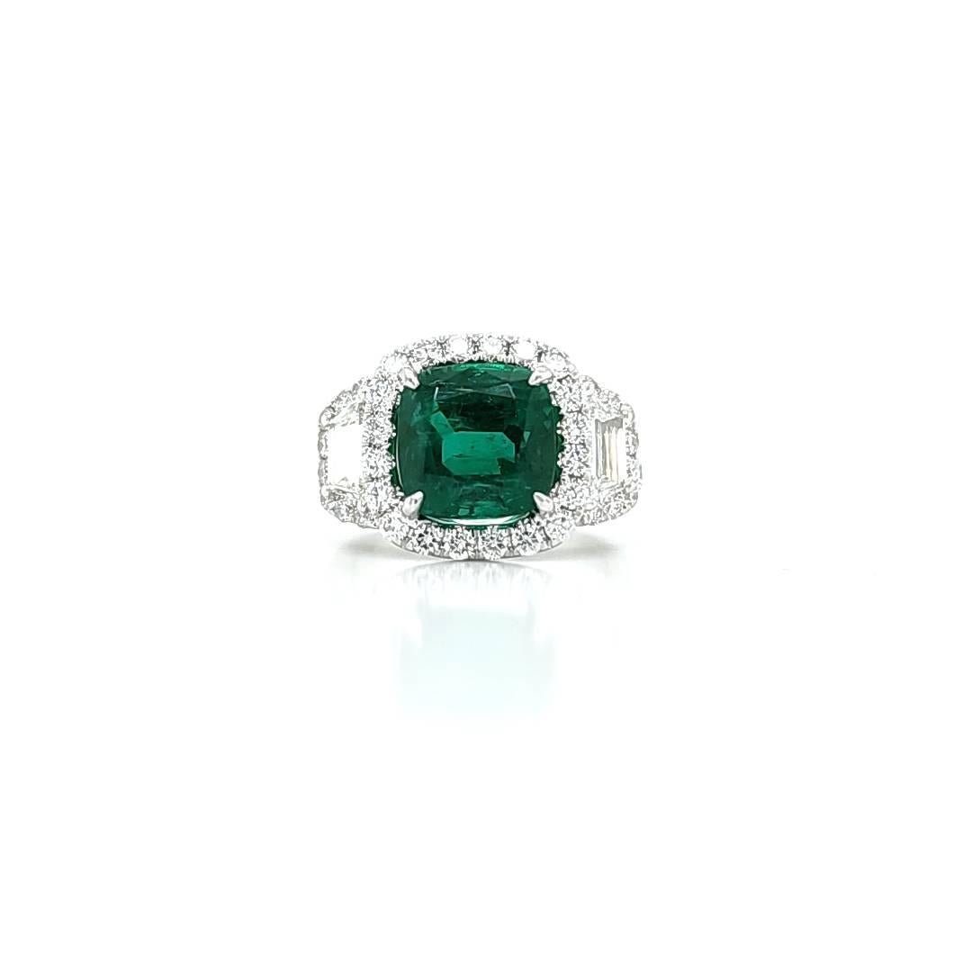 Women's or Men's Louis Newman & Co GIA Certified 4.31 Carats Emerald and Diamond Ring For Sale
