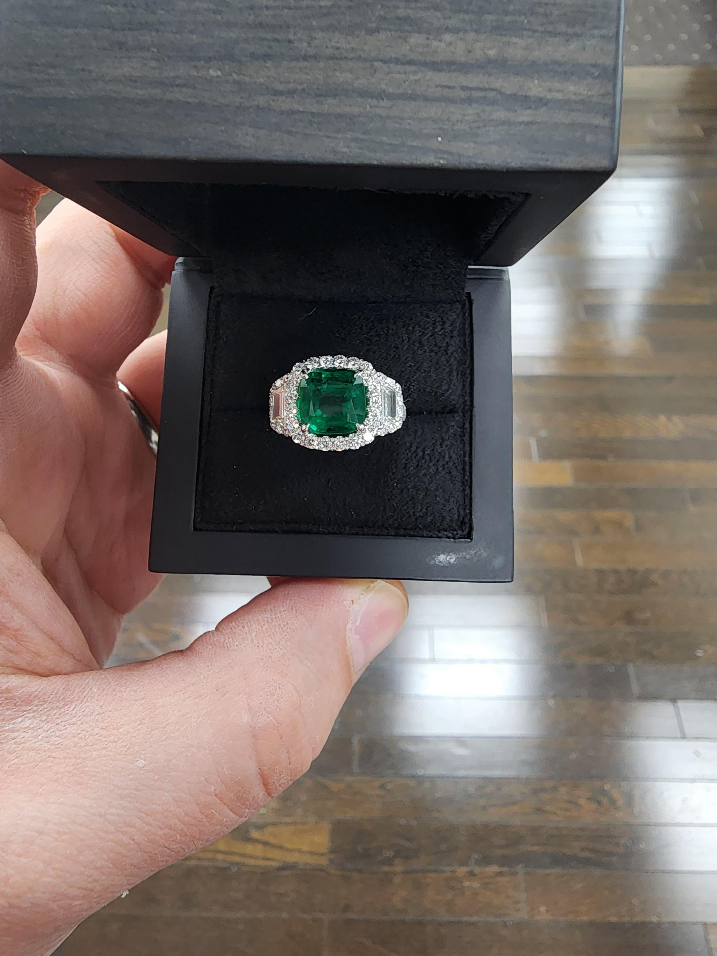 Louis Newman & Co GIA Certified 4.31 Carats Emerald and Diamond Ring For Sale 4