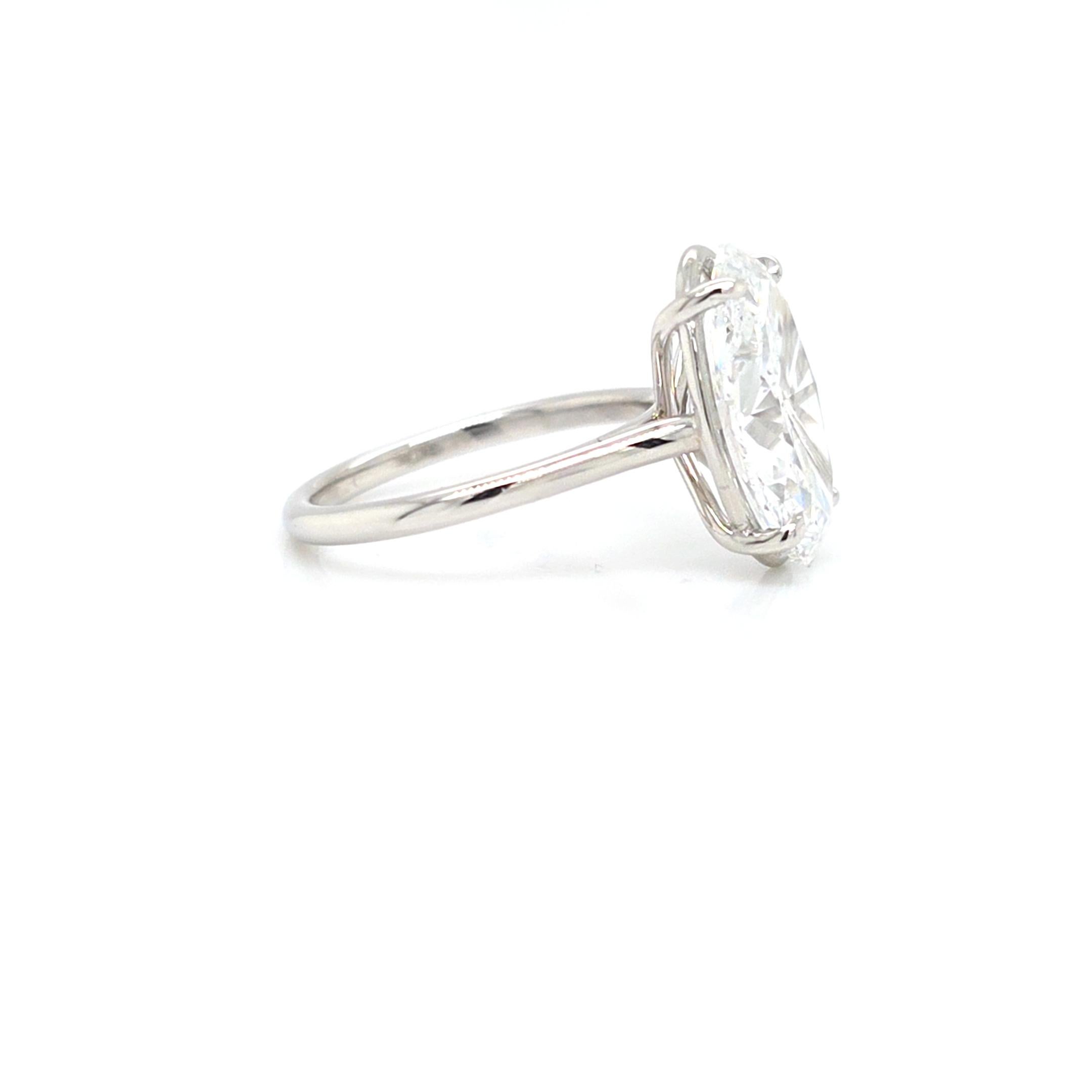 Louis Newman & Co Anello solitario con diamante ovale allungato certificato GIA da 5 carati In condizioni Nuovo in vendita a New York, NY