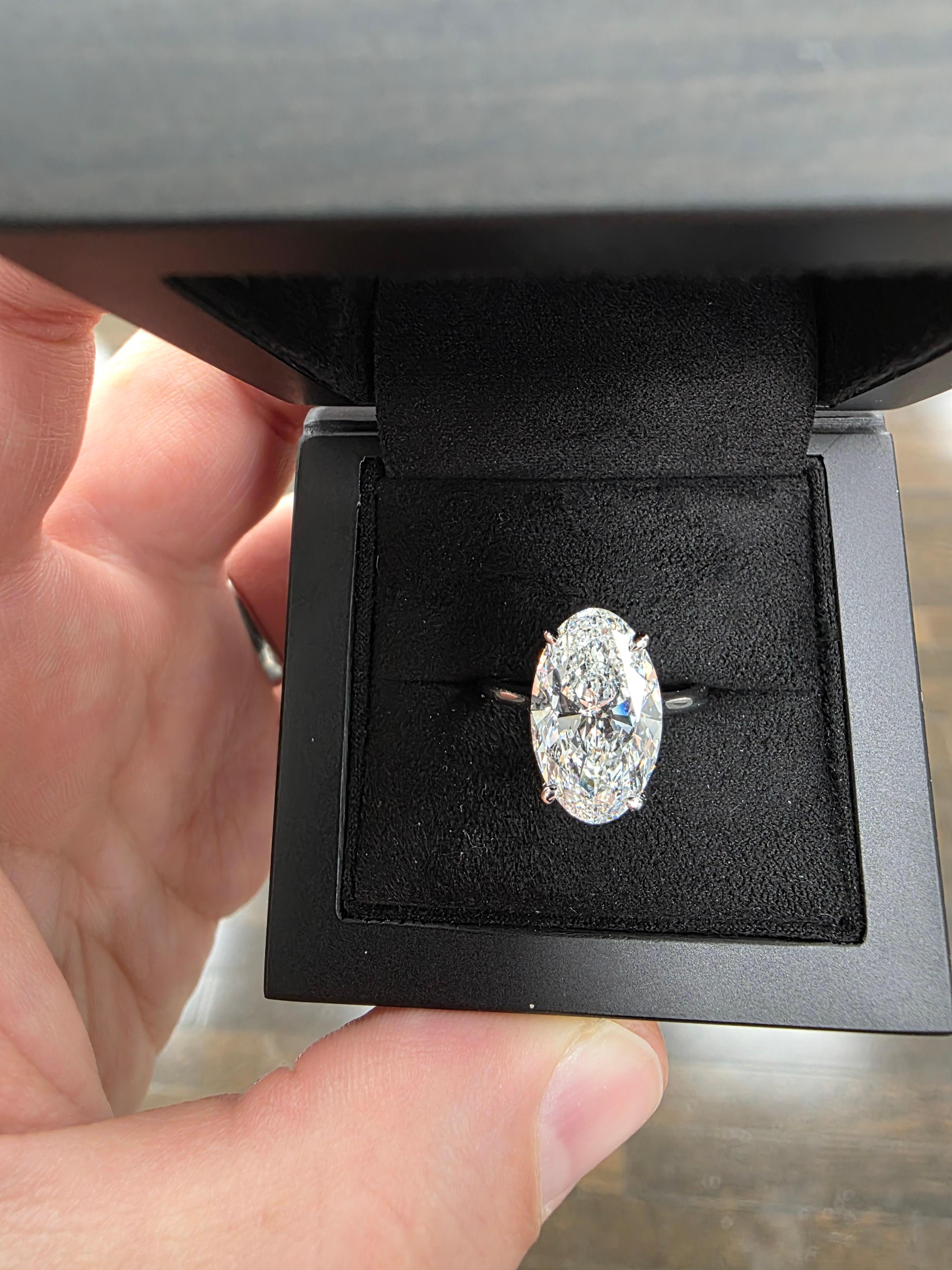Louis Newman & Co Anello solitario con diamante ovale allungato certificato GIA da 5 carati in vendita 1