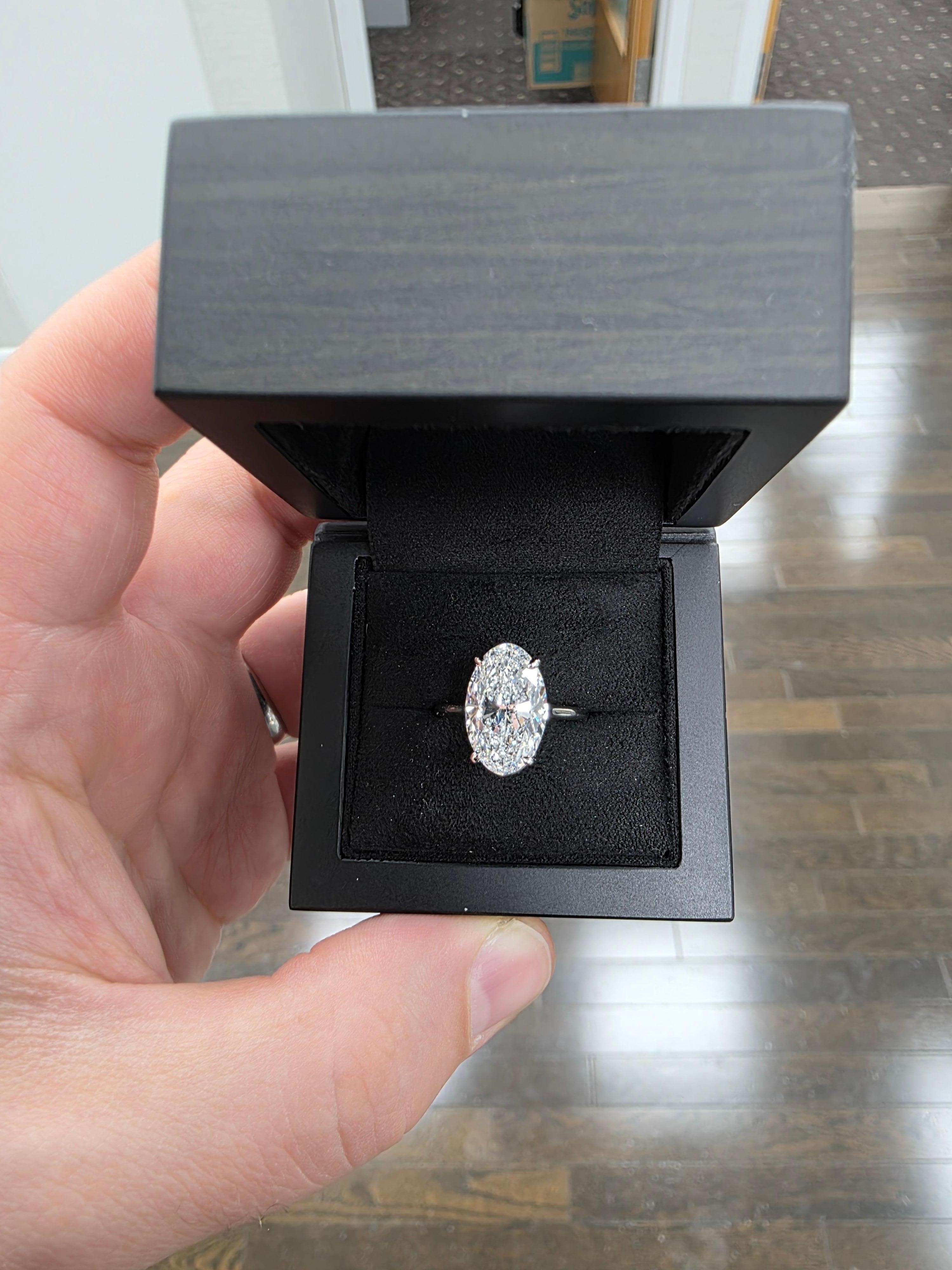 Louis Newman & Co Anello solitario con diamante ovale allungato certificato GIA da 5 carati in vendita 2