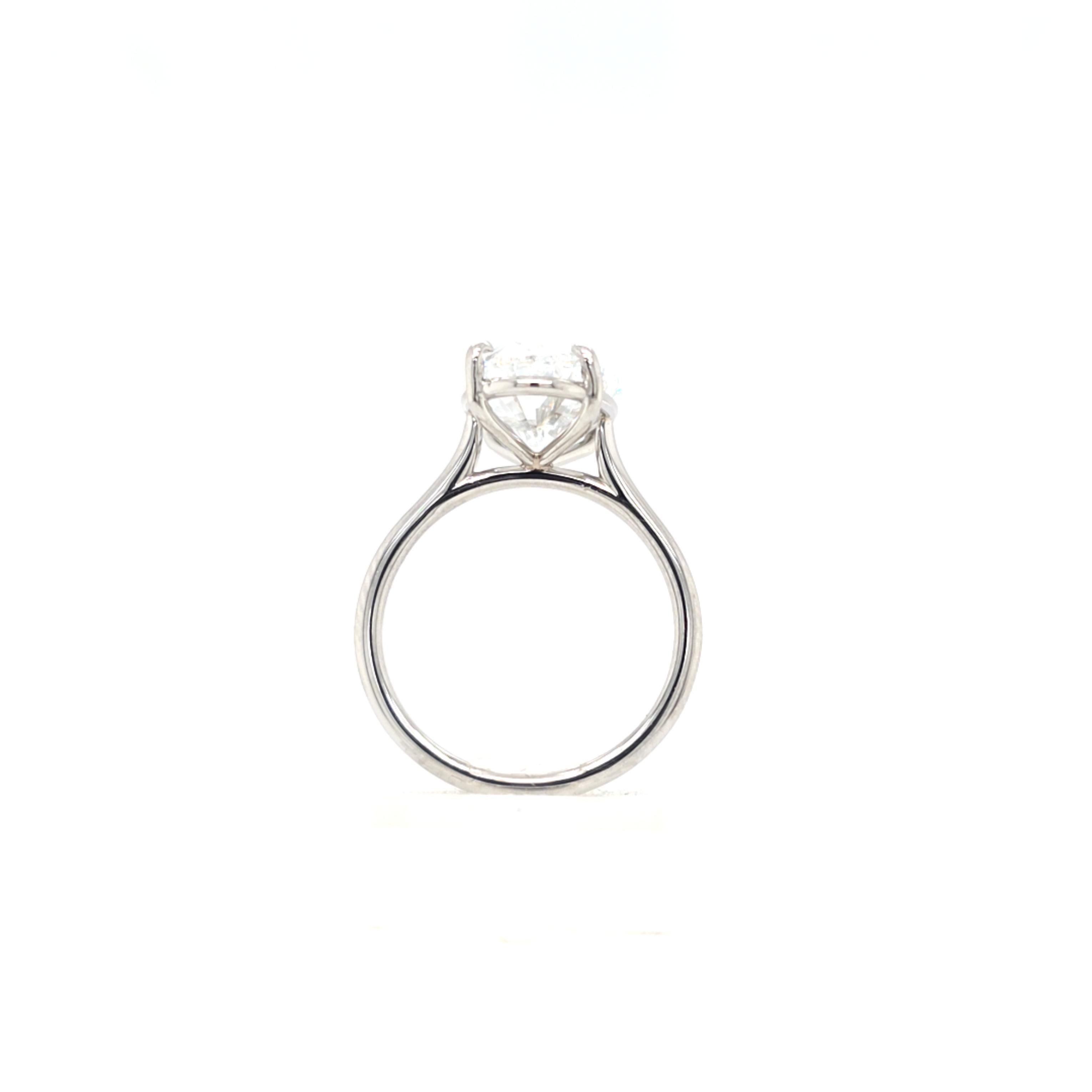 Louis Newman & Co Anello solitario con diamante ovale allungato certificato GIA da 5 carati in vendita 3