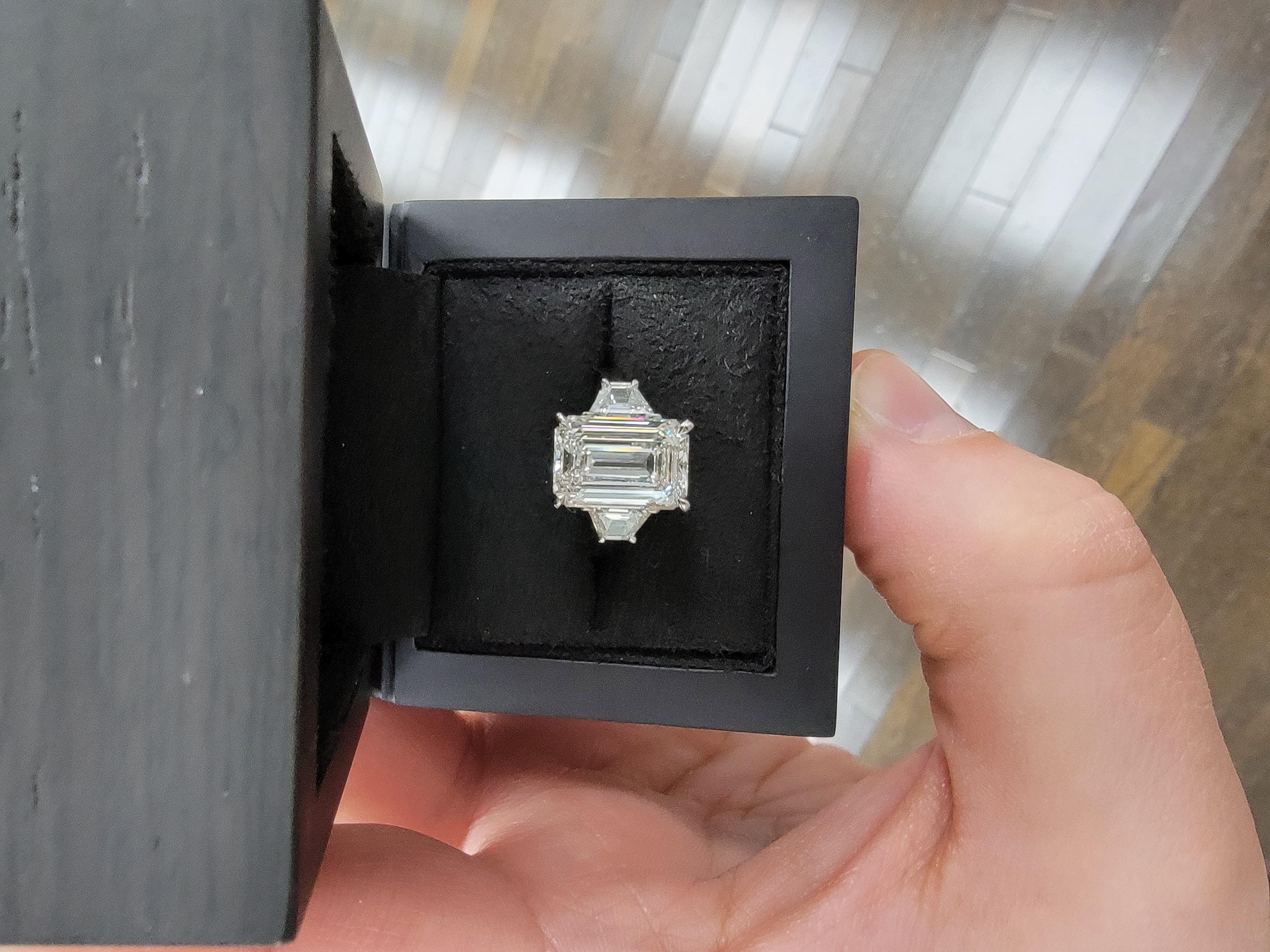 Louis Newman & Co GIA Certified 5,01 Carat Emerald Cut Three Stone Ring In condizioni Nuovo a New York, NY