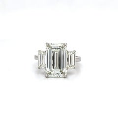 Louis Newman & Co GIA-zertifizierter 5,11 Karat Diamantring mit drei Steinen im Smaragdschliff