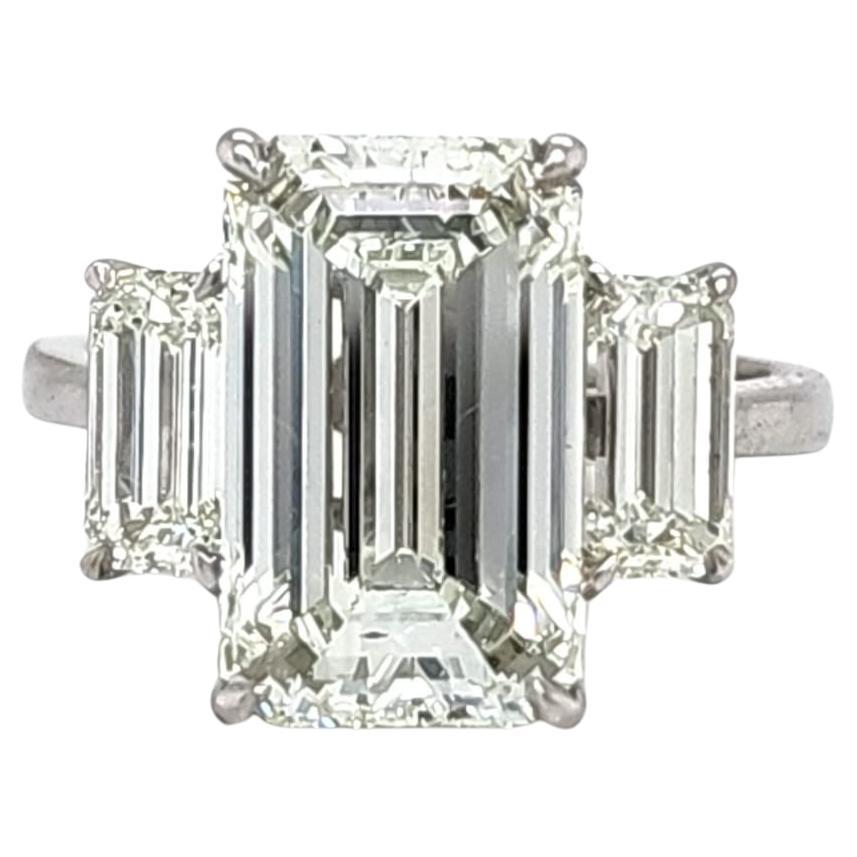 Louis Newman & Co Anillo de tres piedras con diamantes talla esmeralda de 5,11 quilates certificado por el GIA