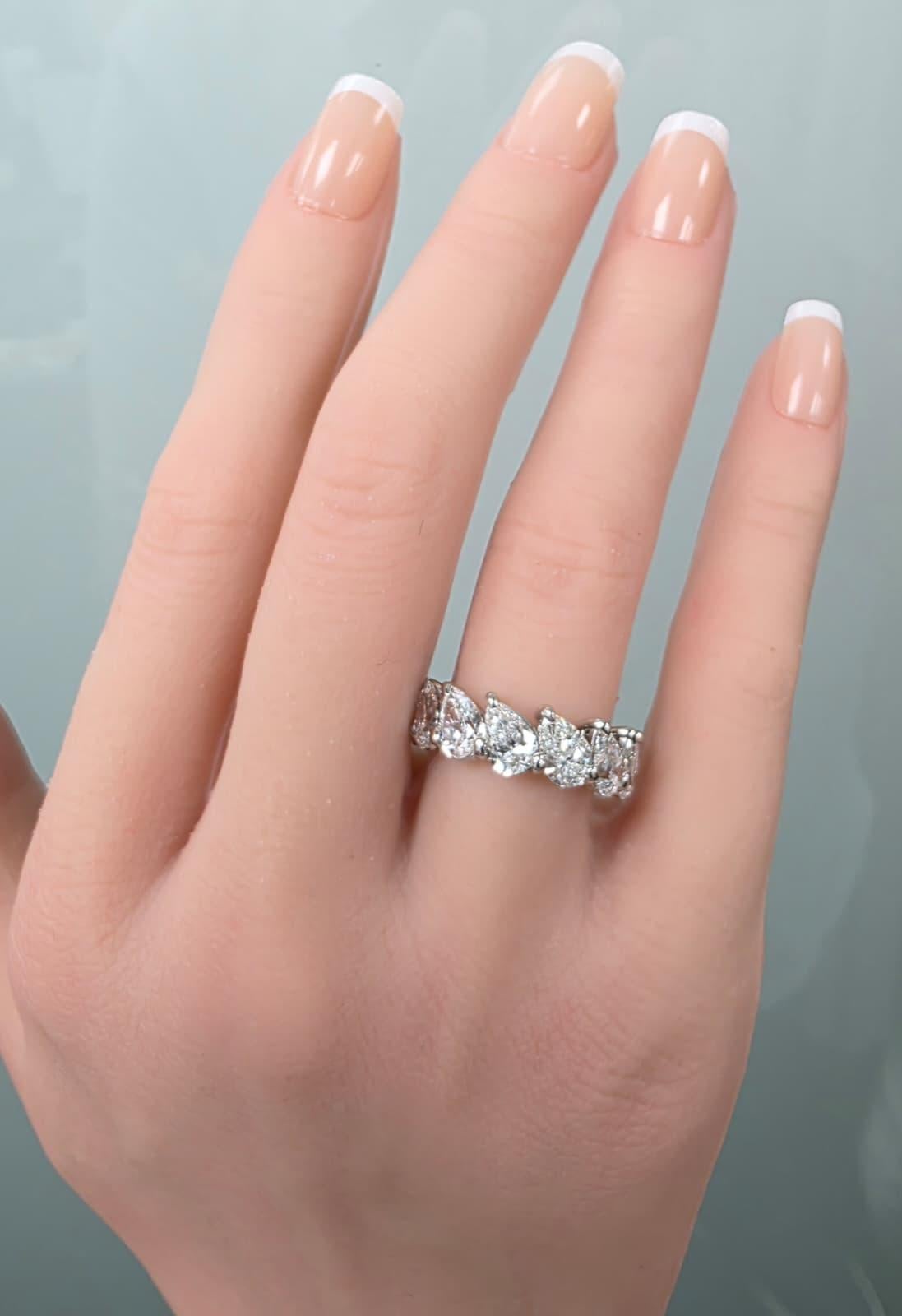 Louis Newman & Co GIA certificato 6,58 carati Fascia di eternità a forma di pera allungata in vendita 1