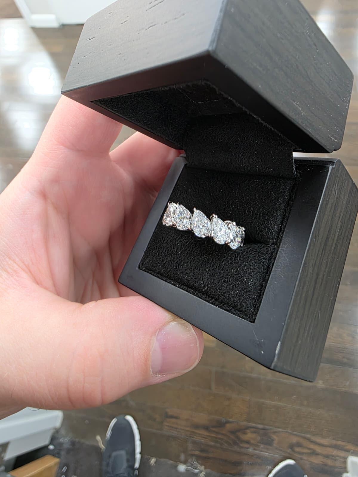 Louis Newman & Co GIA certificato 6,58 carati Fascia di eternità a forma di pera allungata in vendita 2