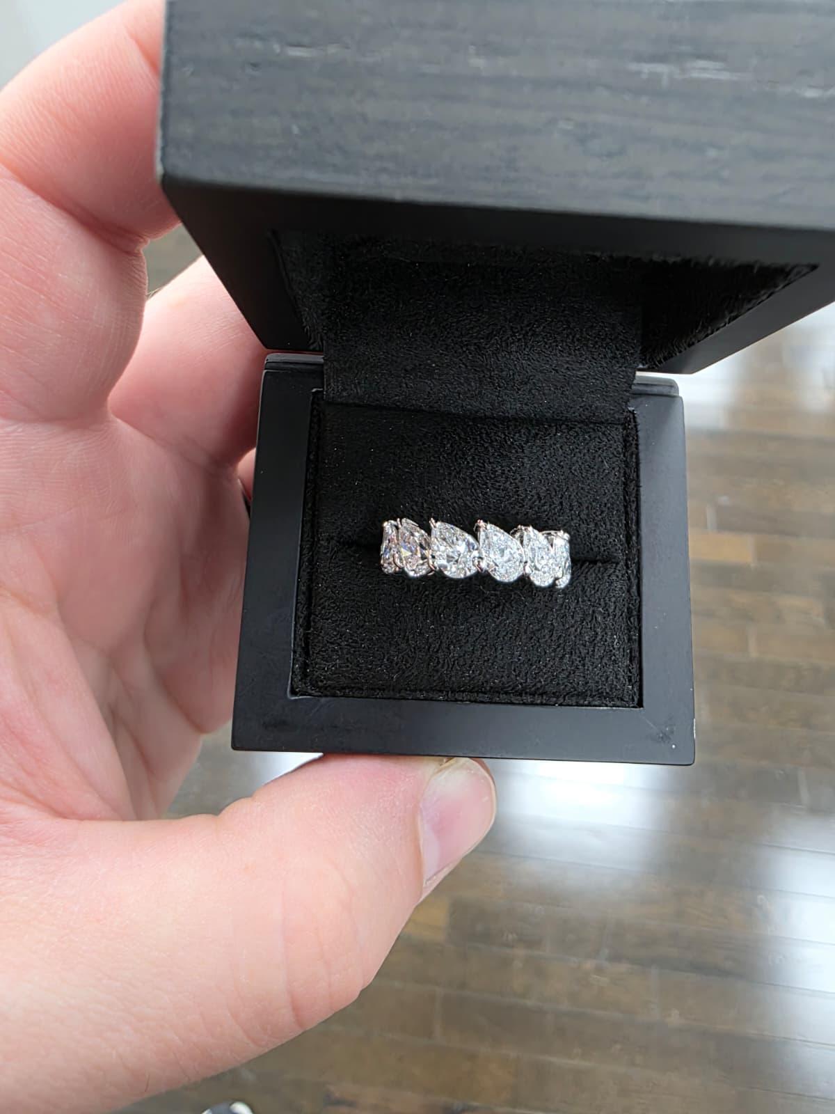 Louis Newman & Co GIA certificato 6,58 carati Fascia di eternità a forma di pera allungata in vendita 3