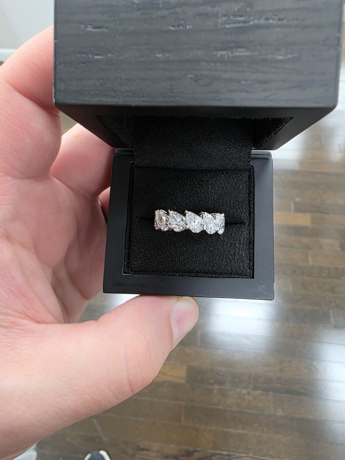 Louis Newman & Co GIA certificato 6,58 carati Fascia di eternità a forma di pera allungata in vendita 4