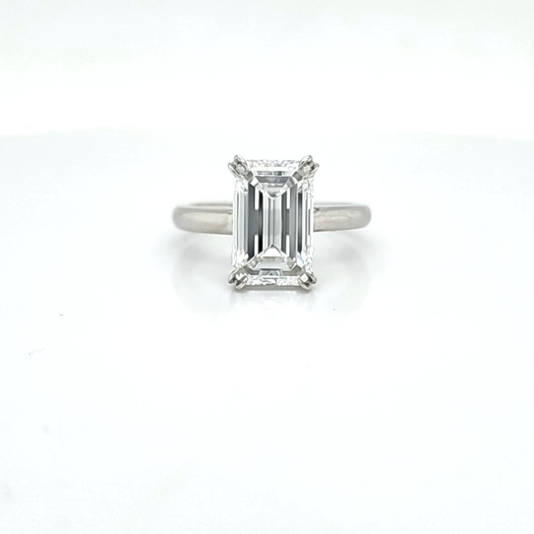 4,01 Karat GIA-zertifizierter Smaragd-Diamantring mit Smaragdschliff im Zustand „Neu“ im Angebot in New York, NY