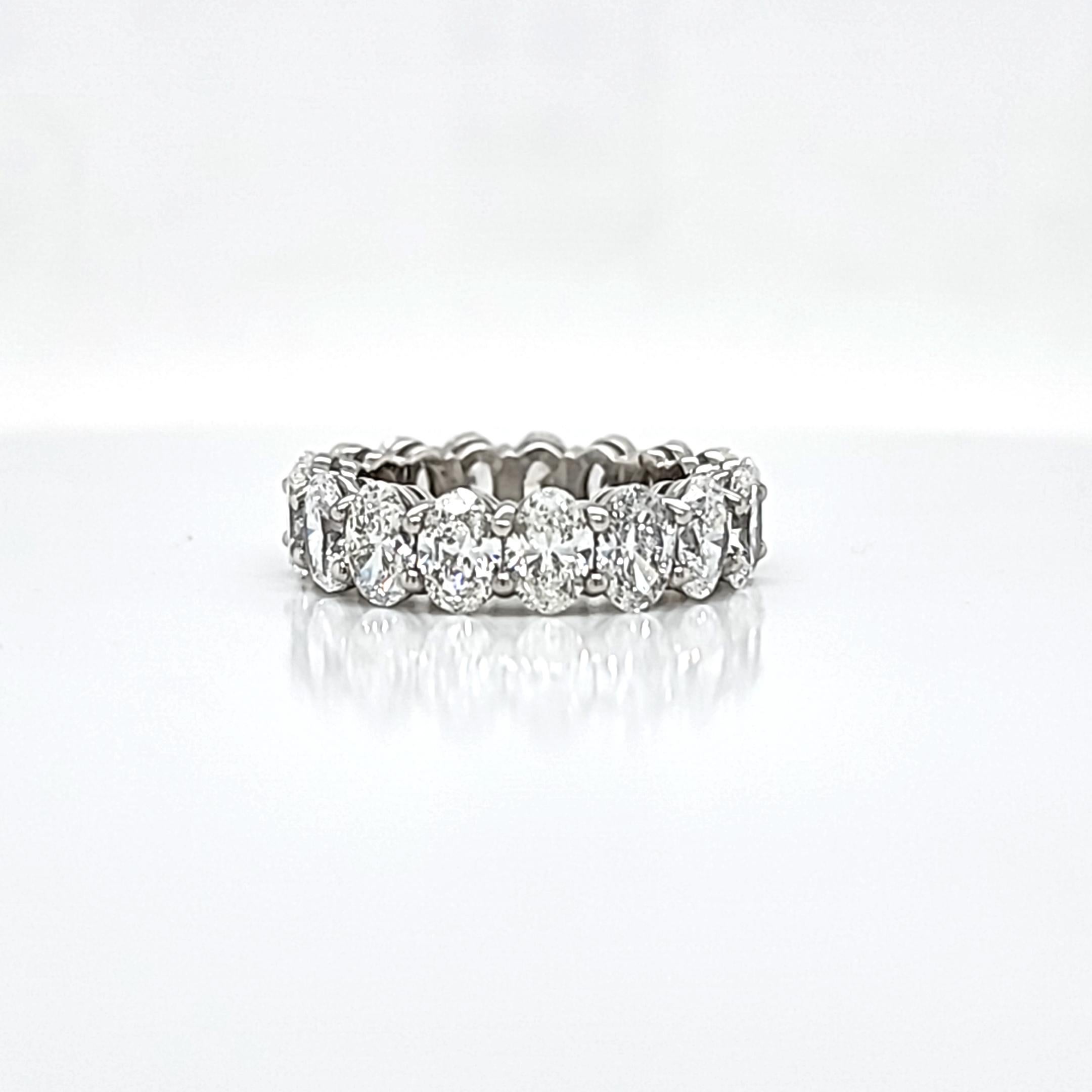Taille ovale Anneau d'éternité/de mariage en diamants ovales en vente