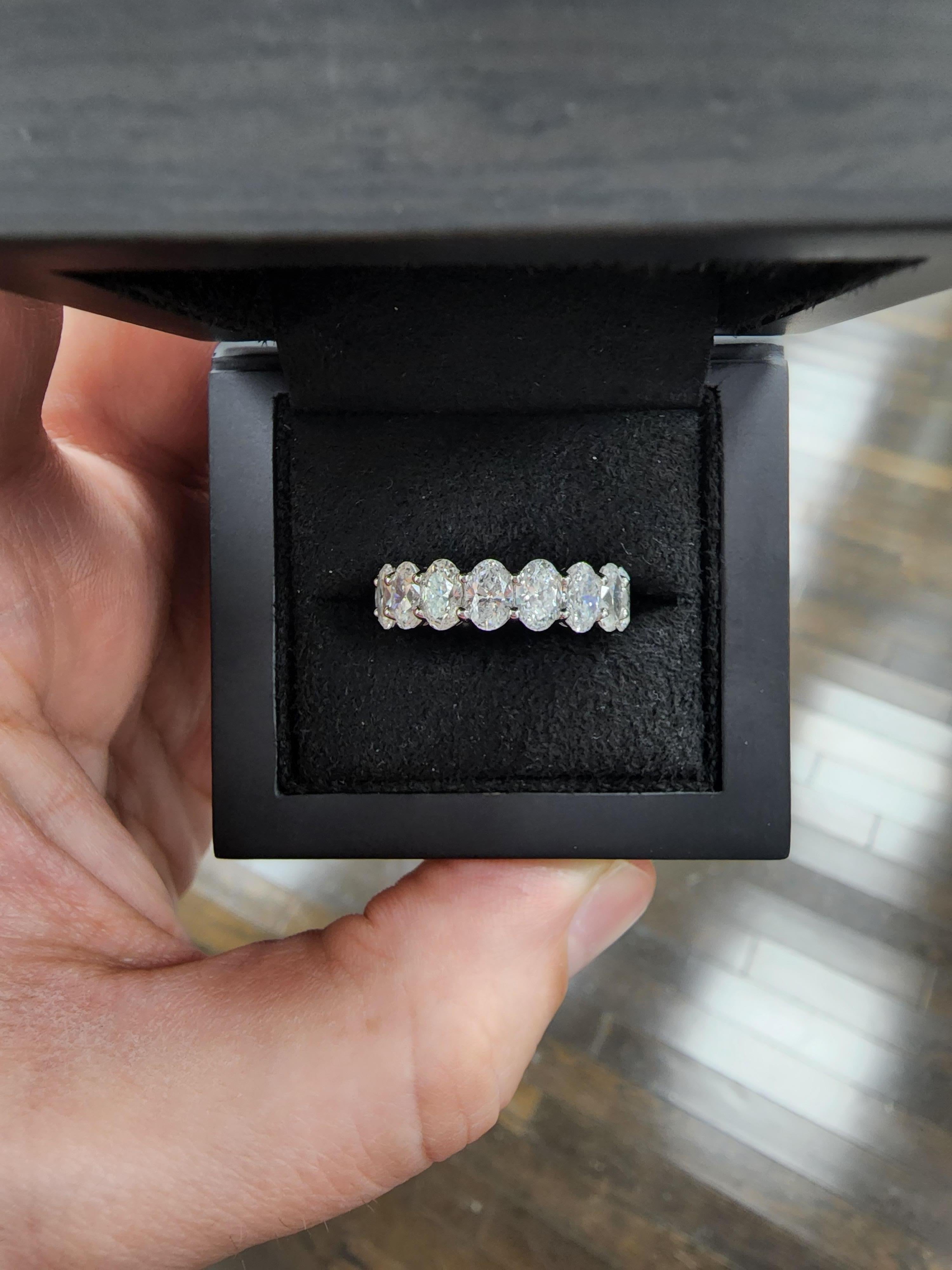Anneau d'éternité/de mariage en diamants ovales en vente 2