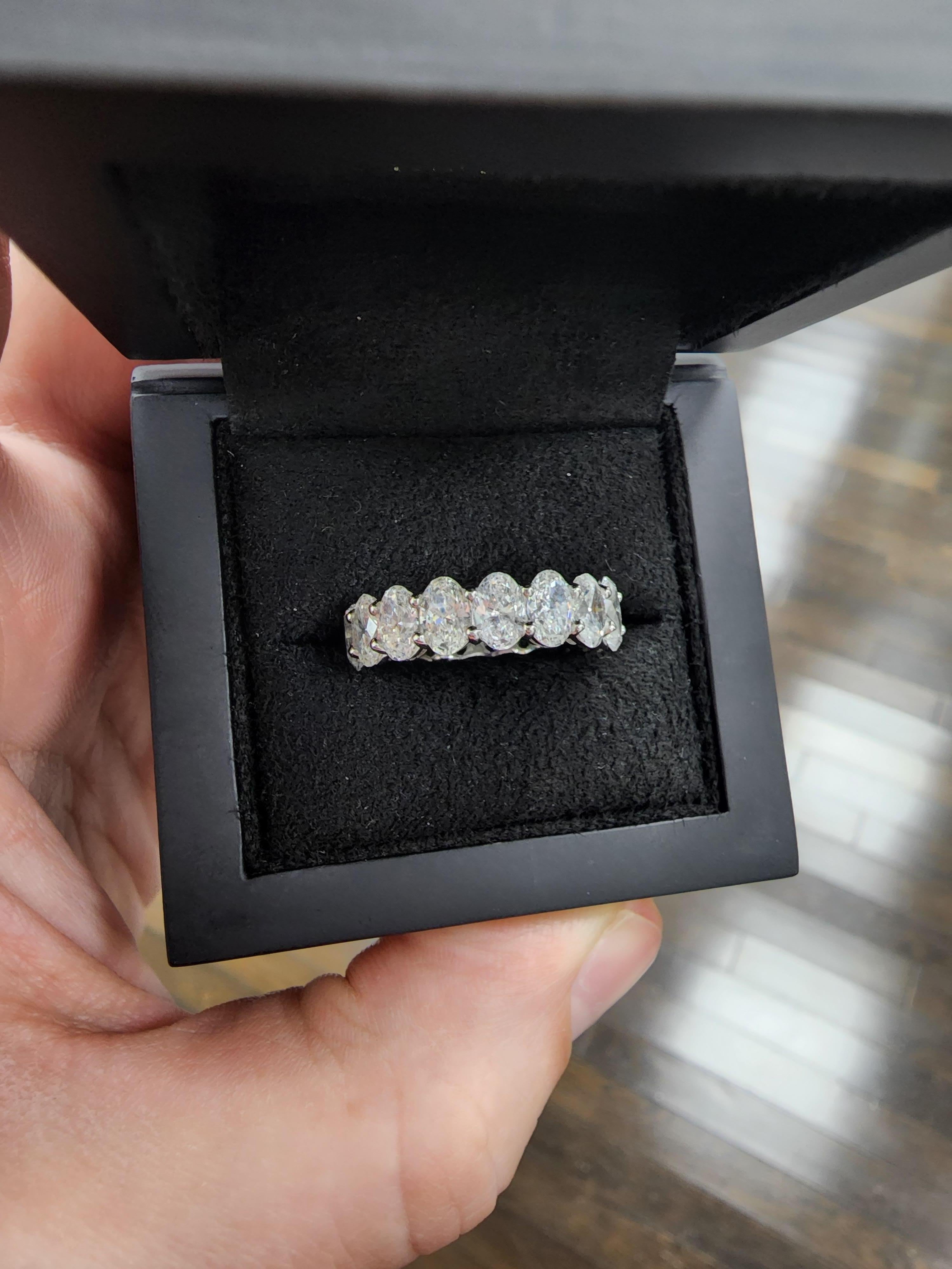 Anneau d'éternité/de mariage en diamants ovales en vente 3