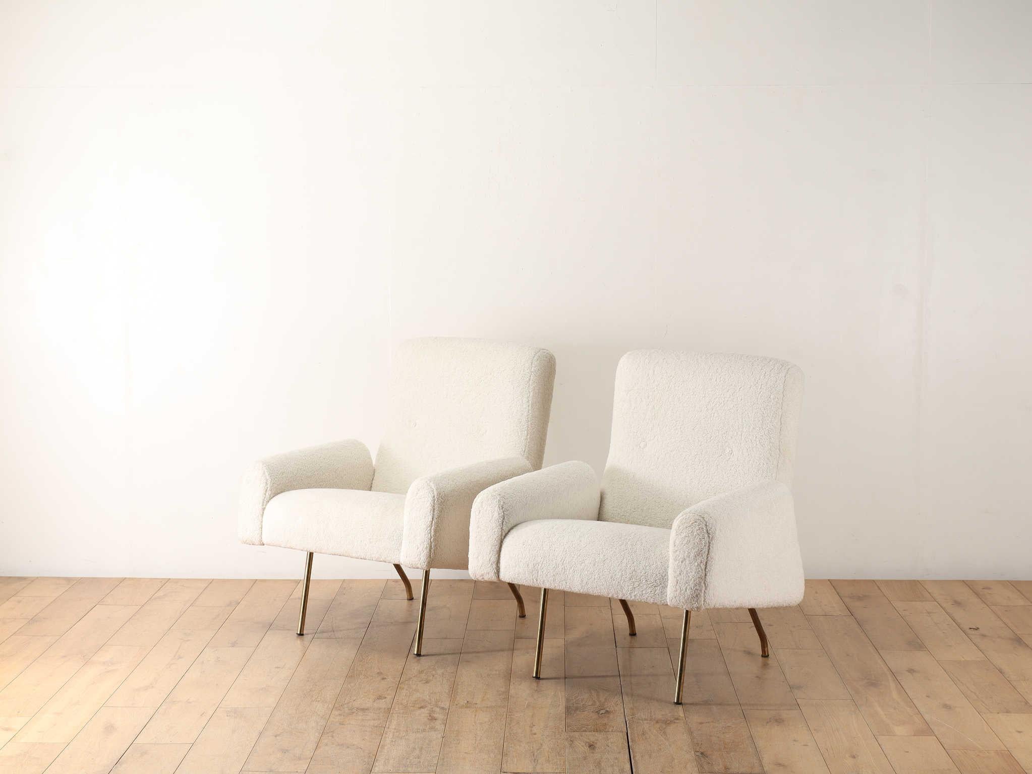 Vintage armchair designed by LOUIS PAOLOZZI. High back and angular arms. The slender metal legs against the large body are a characteristic feature of the French vintage. Comfortable to sit comfortably as a personal chair. An attractive gem with a
