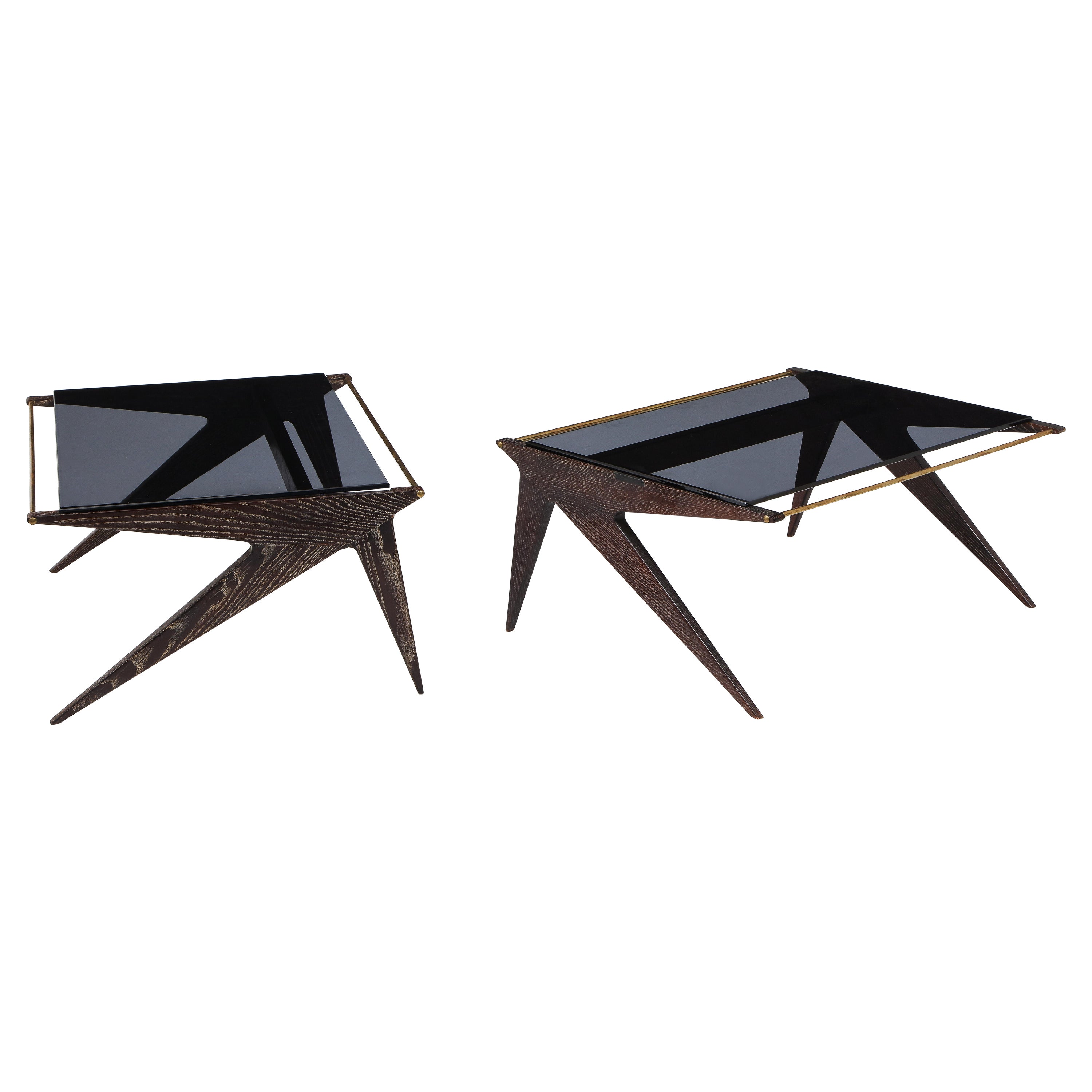 Elegante paire de tables basses en chêne, laiton et verre de Louis Paolozzi. Leur ligne est à la fois directe et percutante. Les cadres aux côtés épais en chêne chaulé, reliés par de délicats châssis en laiton, respirent la solidité tout en restant