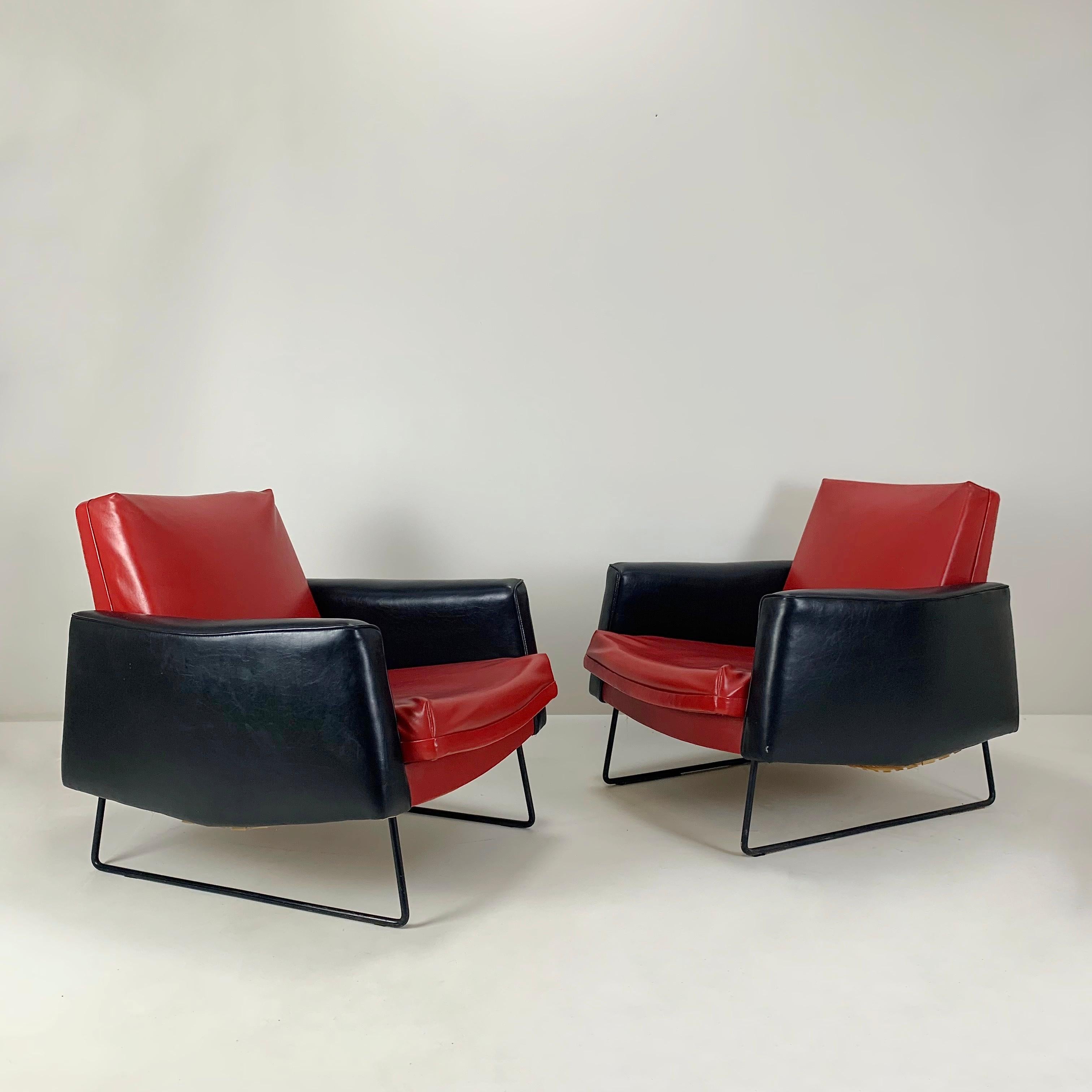 Nice pair of armchair by Louis Paolozzi for Zol edition, circa 1958, France
Prélude model, foam, original black and red faux leather, black metal feet.
Edition: 74 cm W, 72 cm H, 80 cm D, seat height: 40 cm.
Original vintage condition, unrestored.