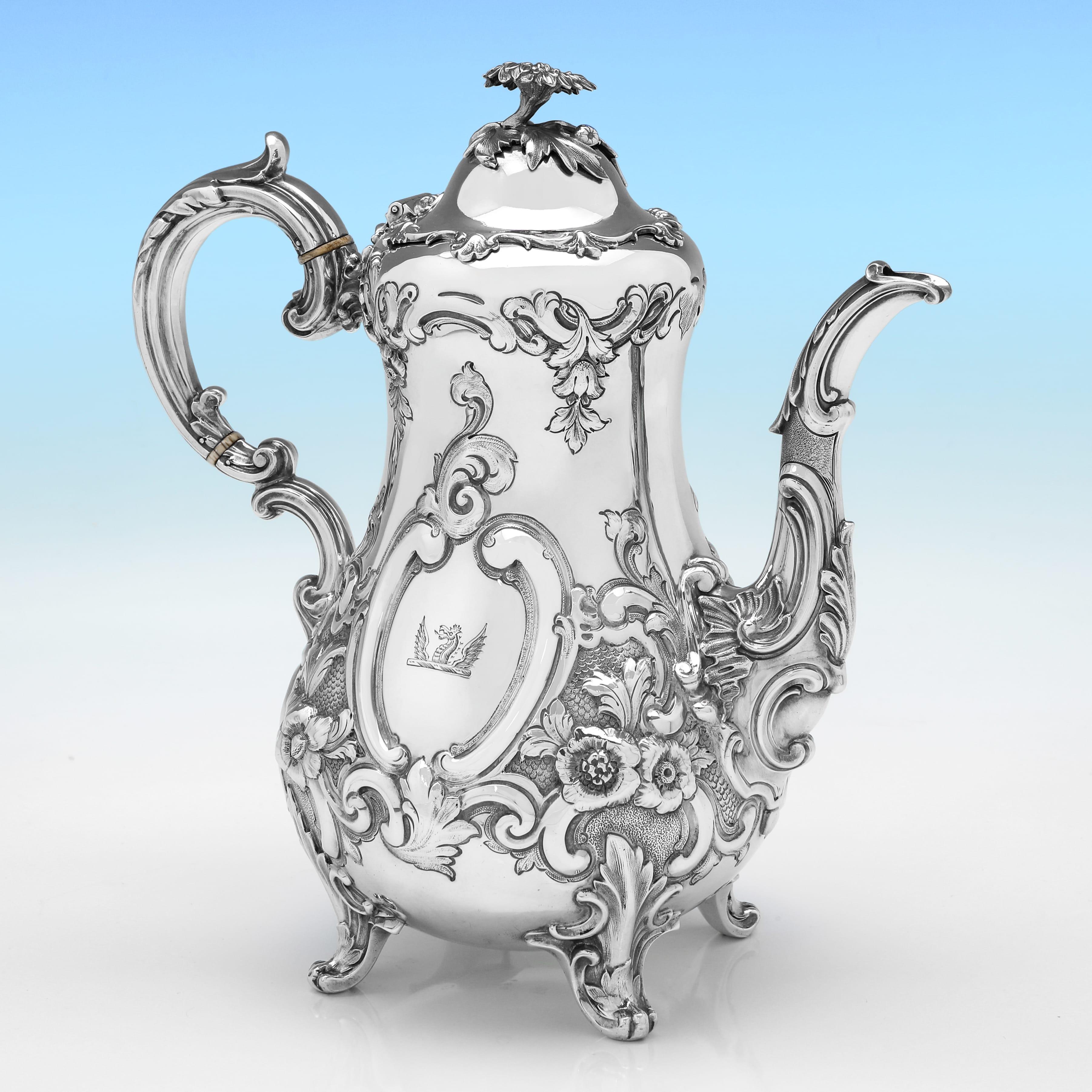 Poinçonnée à Londres en 1856 par Barnards Brothers, cette jolie cafetière ancienne en argent sterling de l'époque victorienne est de style Louis et présente un décor ciselé sur toute sa surface ainsi qu'un écusson gravé. La cafetière mesure 10