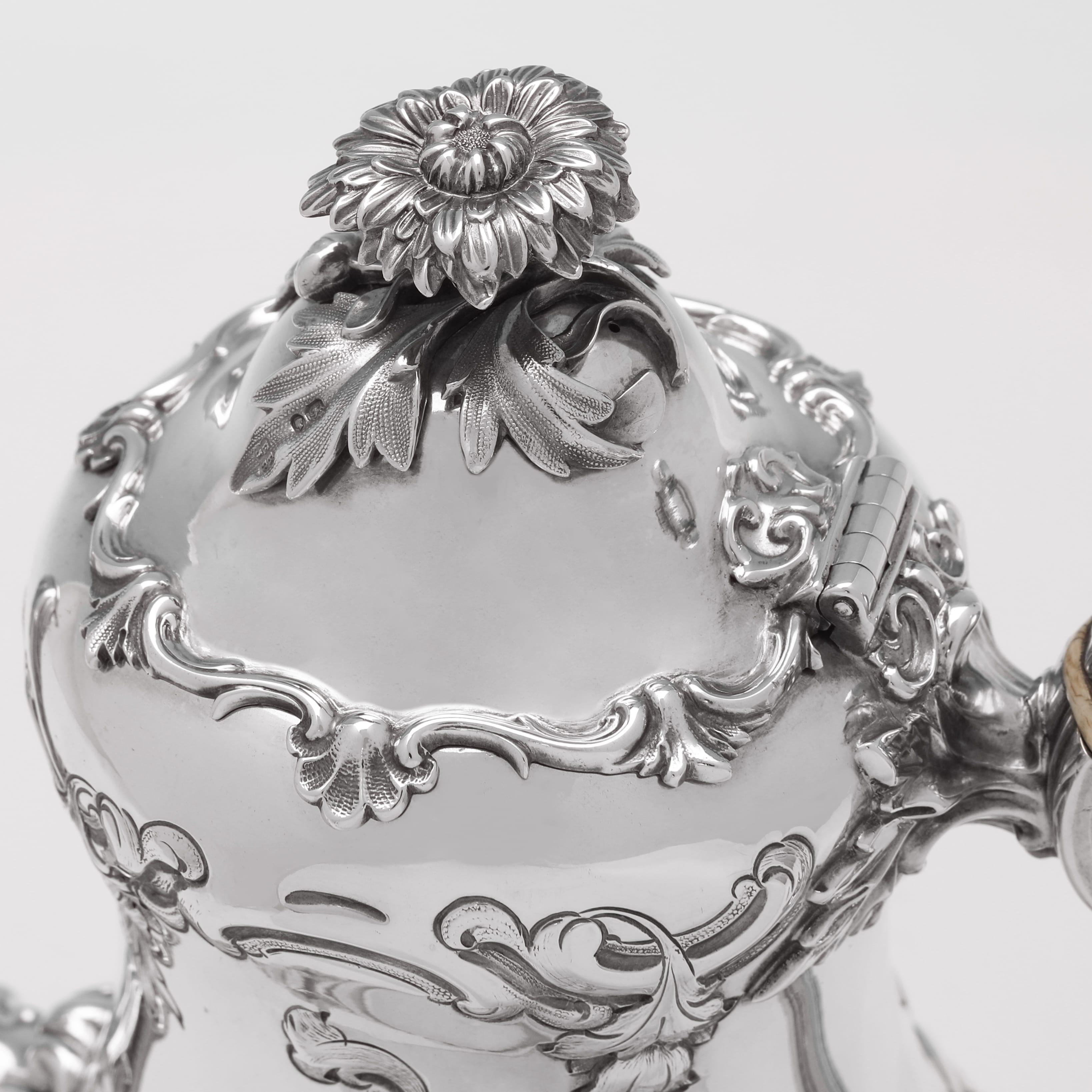 Victorien Cafetière en argent massif à motif Louis, réalisée par Barnards en 1856 en vente