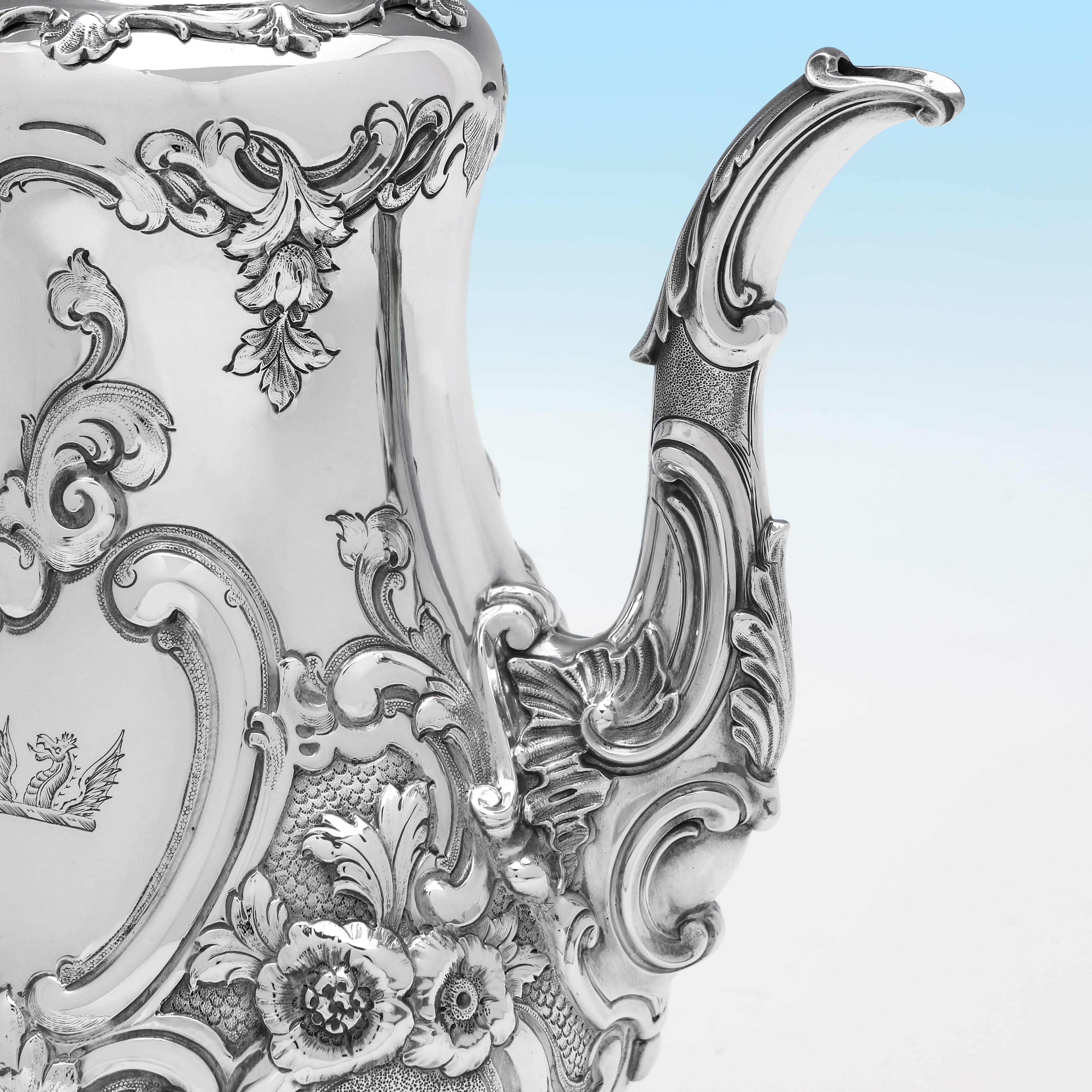Anglais Cafetière en argent massif à motif Louis, réalisée par Barnards en 1856 en vente