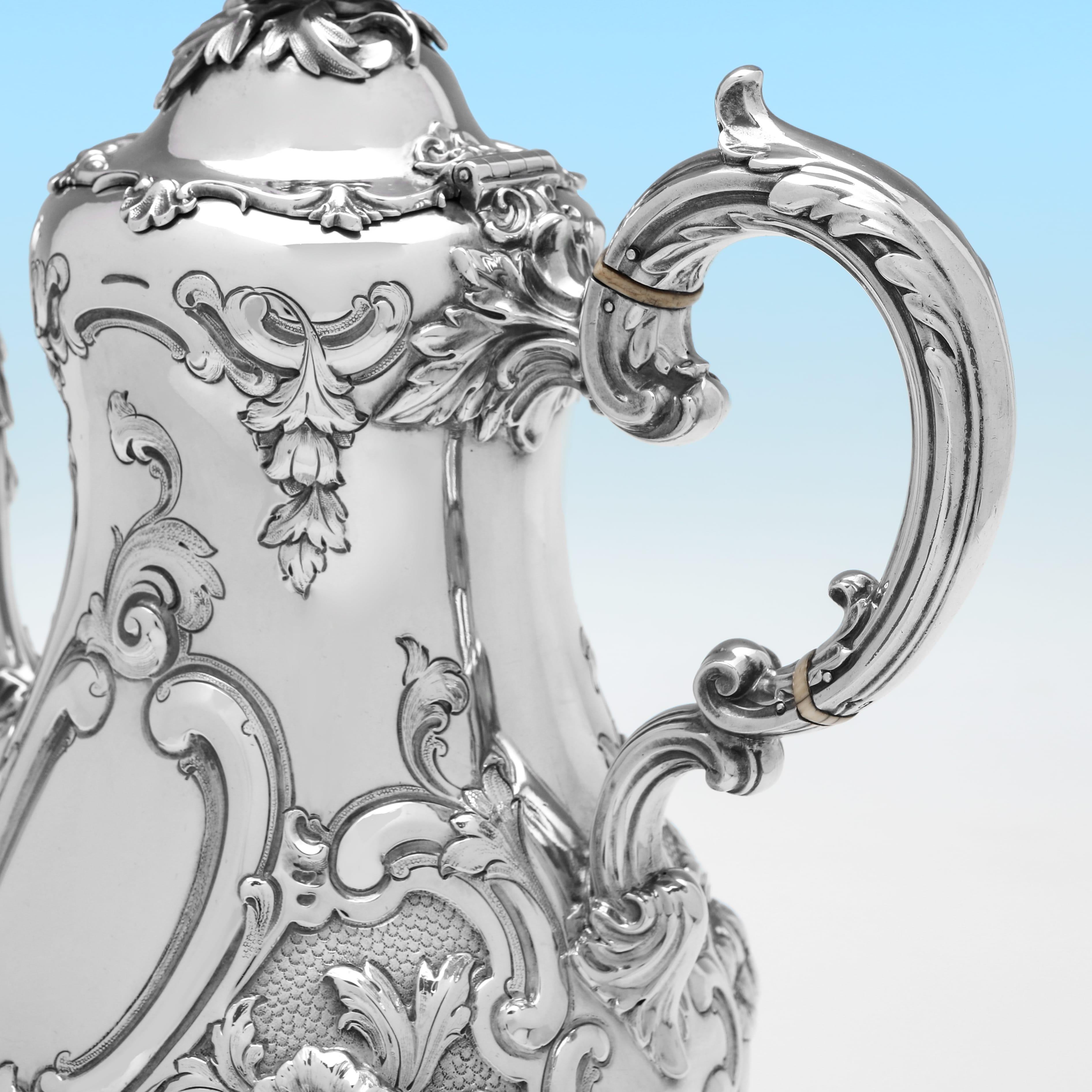 Cafetière en argent massif à motif Louis, réalisée par Barnards en 1856 Bon état - En vente à London, London