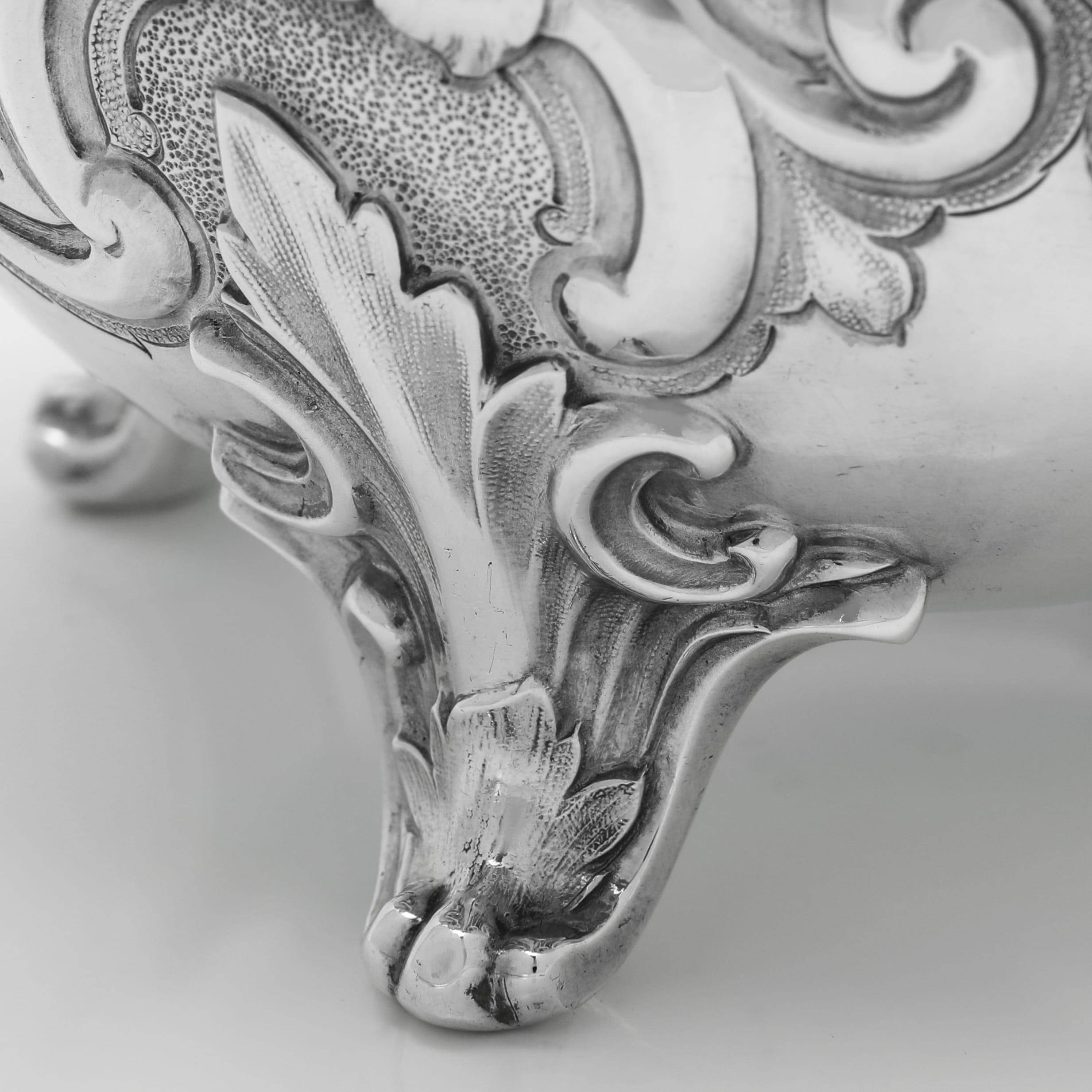 Milieu du XIXe siècle Cafetière en argent massif à motif Louis, réalisée par Barnards en 1856 en vente