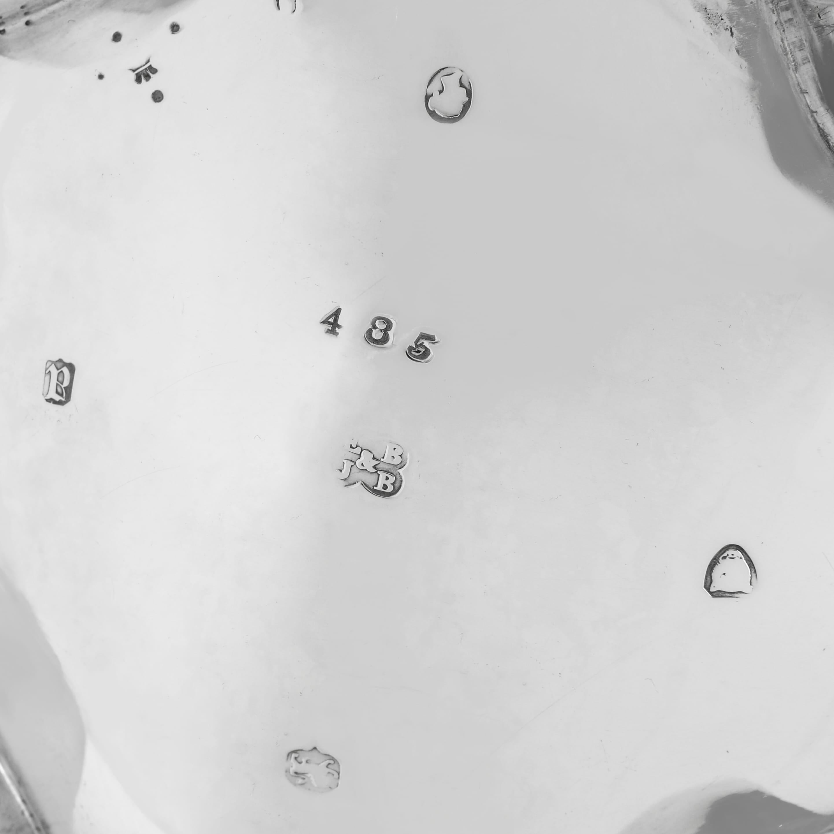 Cafetière en argent massif à motif Louis, réalisée par Barnards en 1856 en vente 1