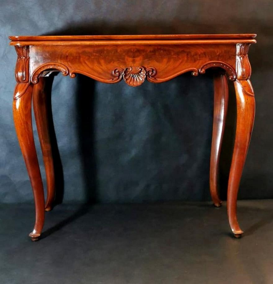 We kindly suggest you read the whole description, because with it we try to give you detailed technical and historical information to guarantee the authenticity of our objects.
Elegant game table in sapele wood; the edge is decorated with delicate