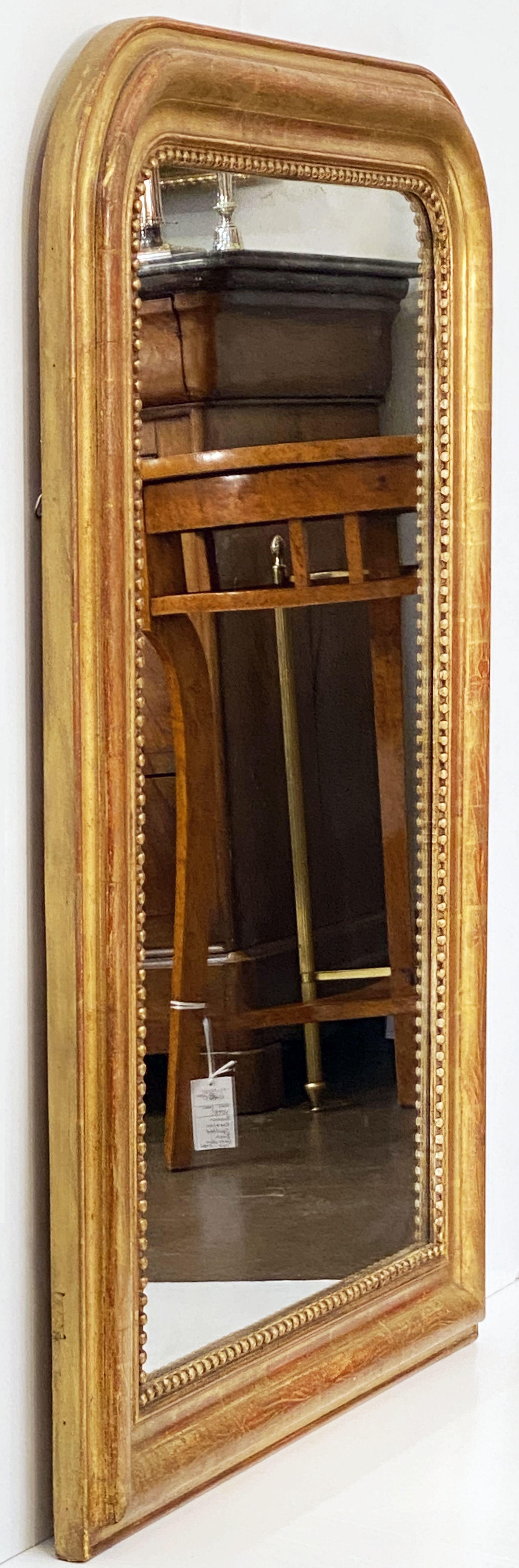Vergoldeter Louis Philippe-Spiegel mit Bogenaufsatz aus Frankreich (H 39 1/2 x B 28 3/4) (Französisch) im Angebot