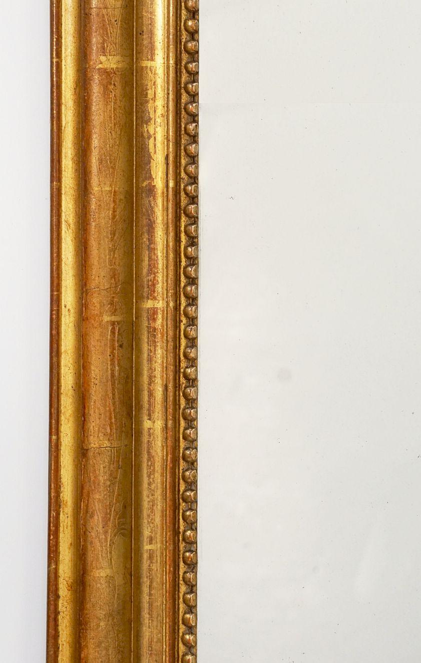 Vergoldeter Louis Philippe-Spiegel mit Bogenaufsatz aus Frankreich (H 39 1/2 x B 28 3/4) (Glas) im Angebot