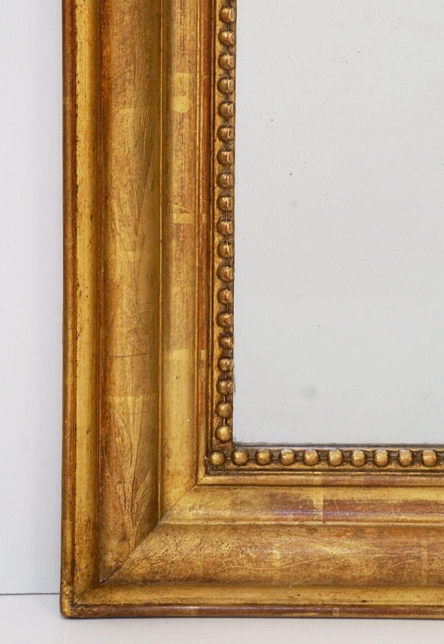 Vergoldeter Louis Philippe-Spiegel mit Bogenaufsatz aus Frankreich (H 39 1/2 x B 28 3/4) im Angebot 1