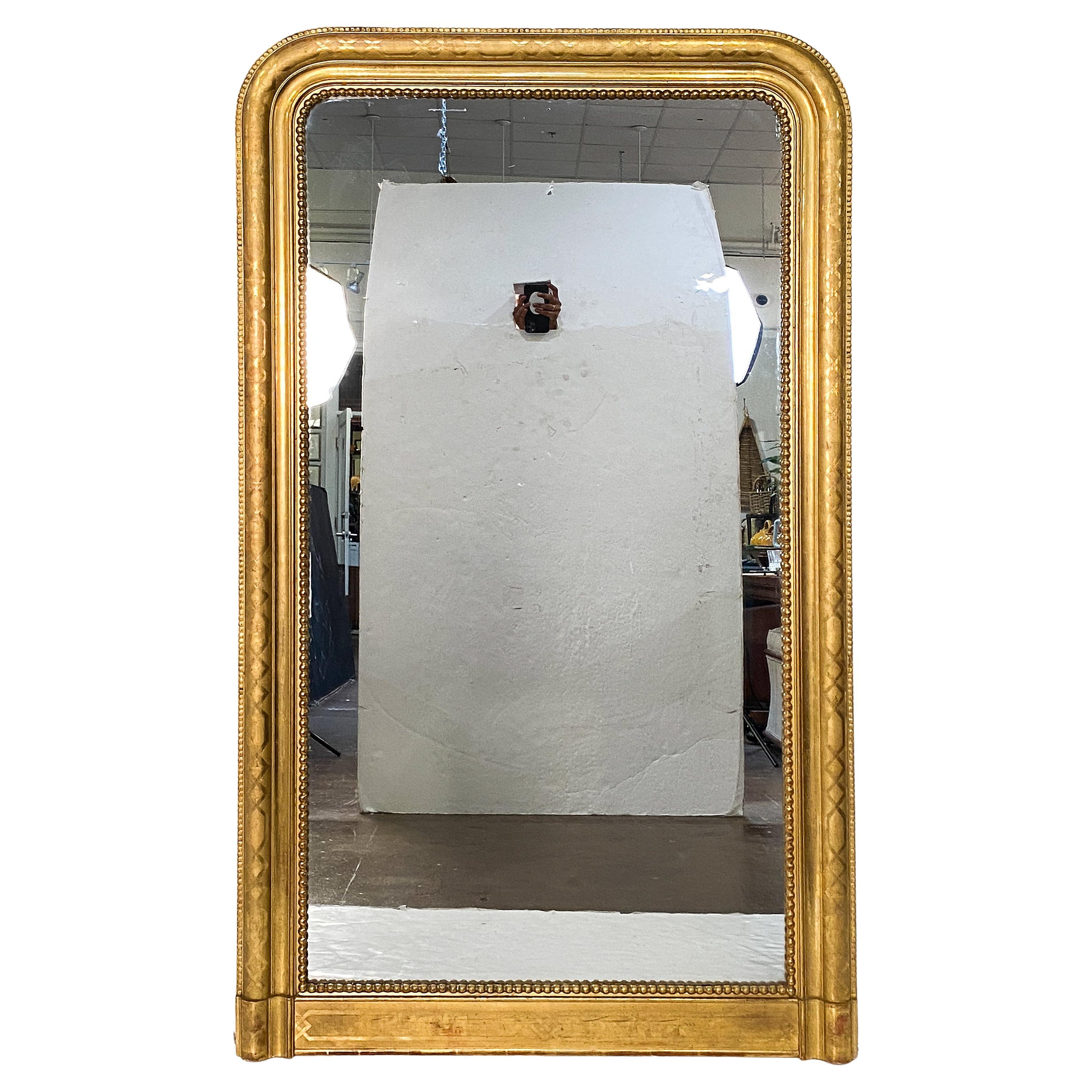 Fino espejo francés alto de pared, de sobremesa o de pie, de la época de Louis Philippe, hacia 1860.

Presenta un marco moldeado con una hermosa hoja de oro patinado y una elegante parte superior arqueada, con un diseño geométrico grabado en forma